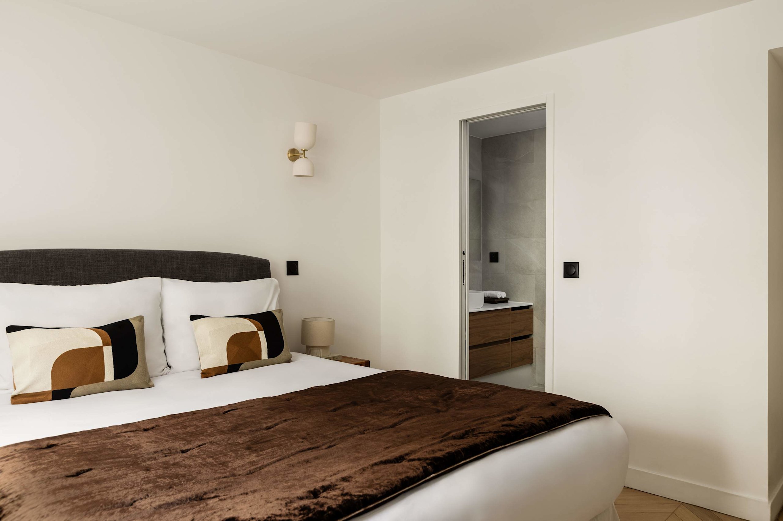 Superb 3 Bedroom Stay AC Facing Madeleine Honore