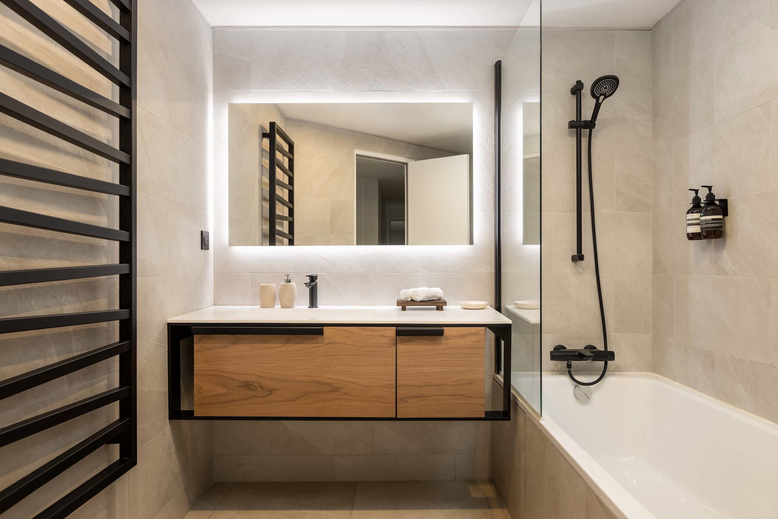 Superb 3 Bedroom Stay AC Facing Madeleine Honore