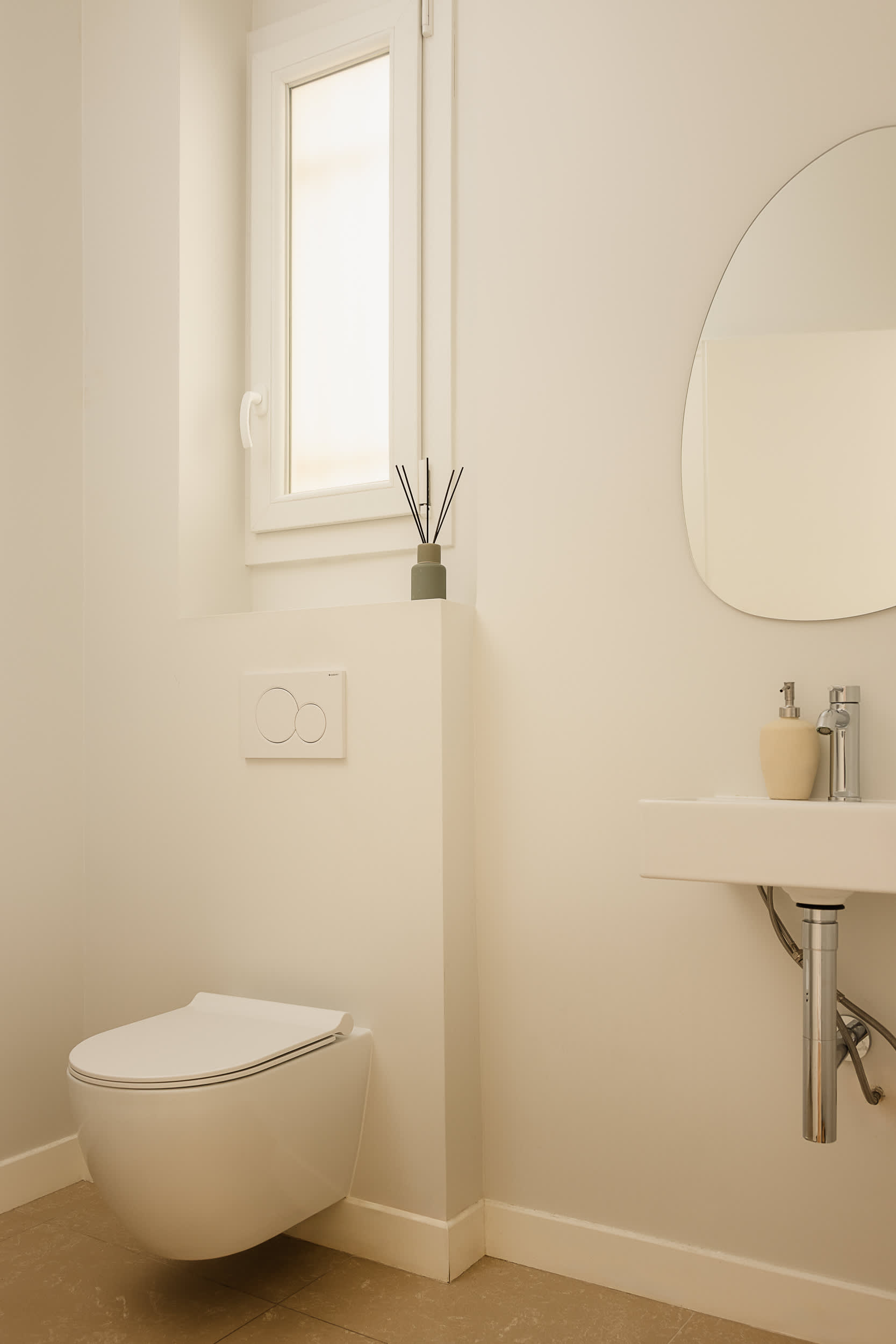 Refined Montaigne 2BR Suite 6P - 25
