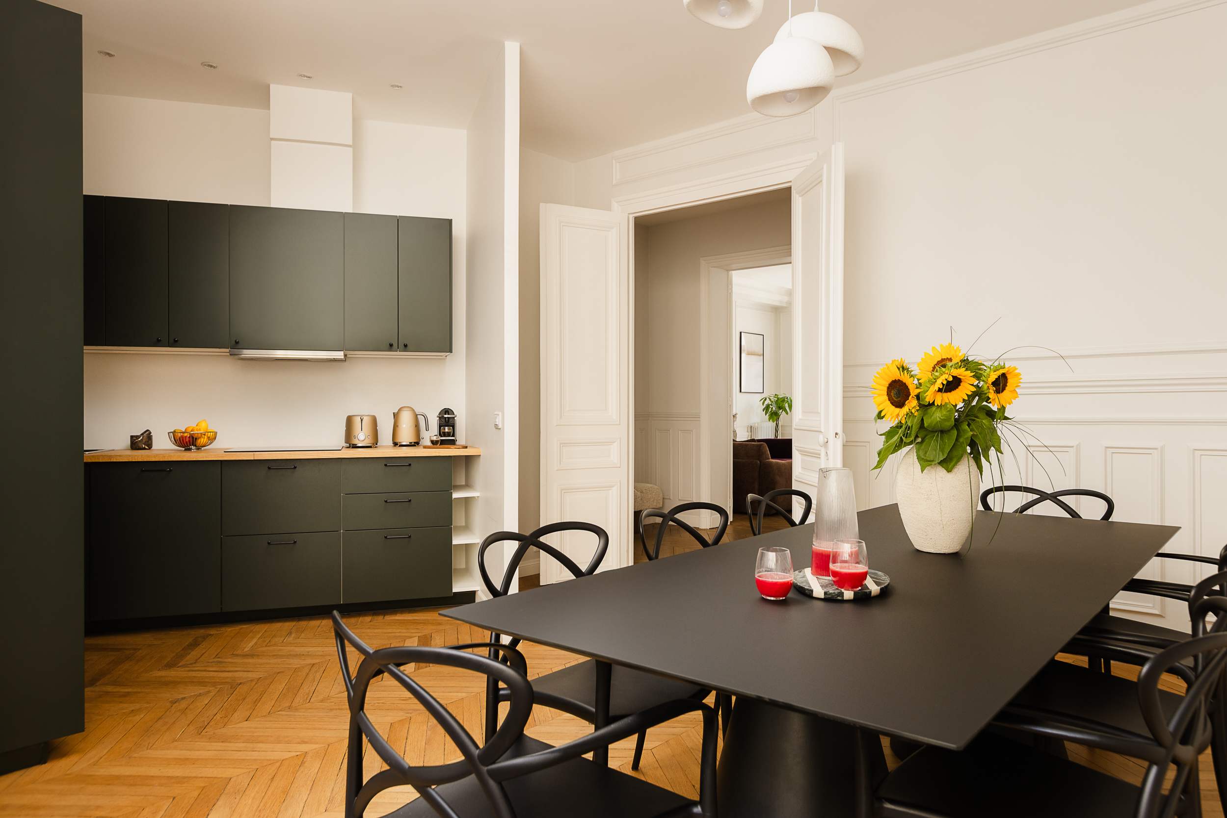 Refined Montaigne 2BR Suite 6P - 6
