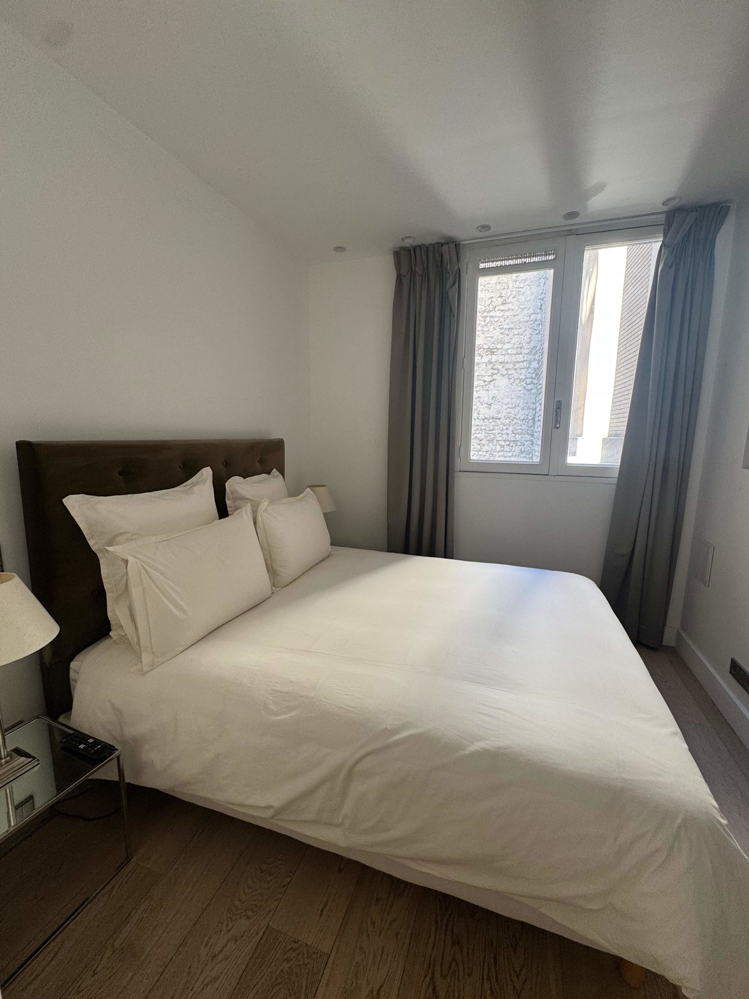 Montaigne Luxury apartment 2BR with AC 