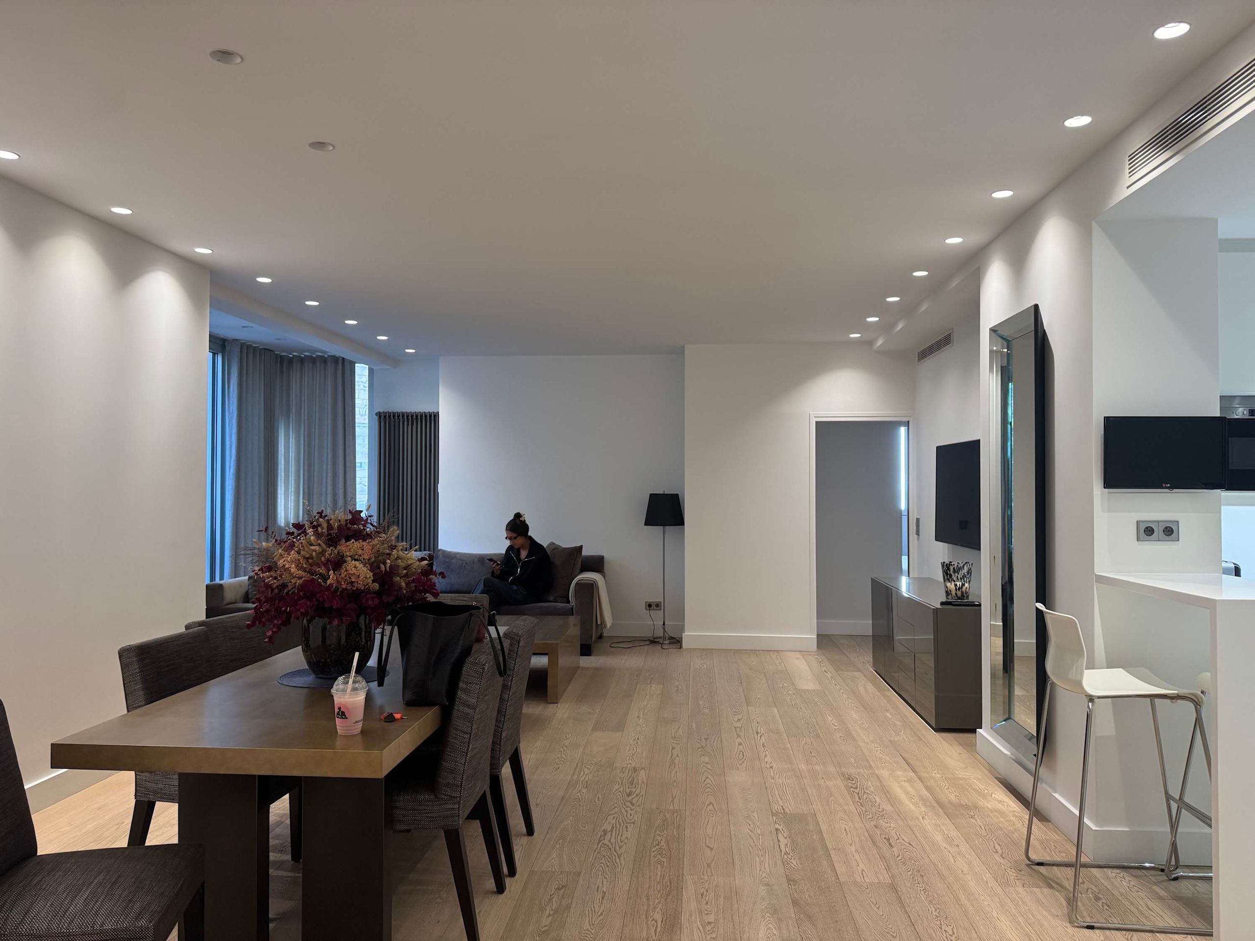 Montaigne Luxury apartment 2BR with AC 