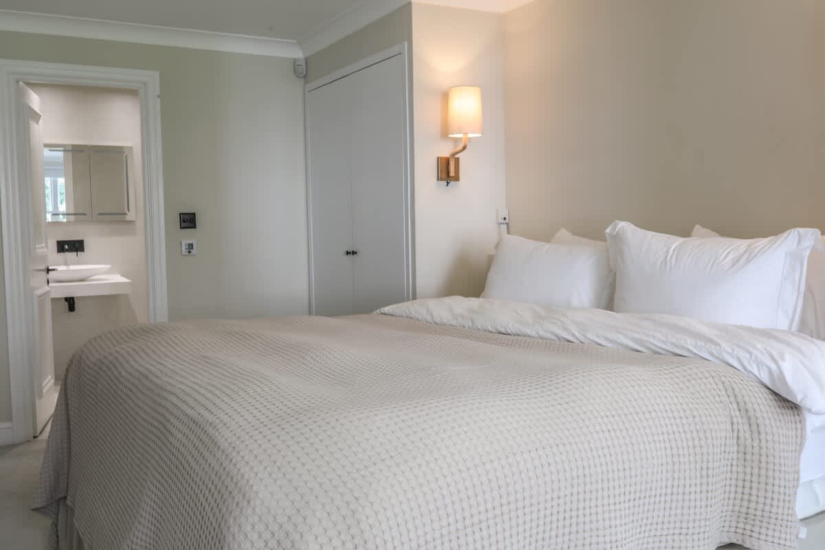 Charming Westbourne 2Bdr Haven - 13