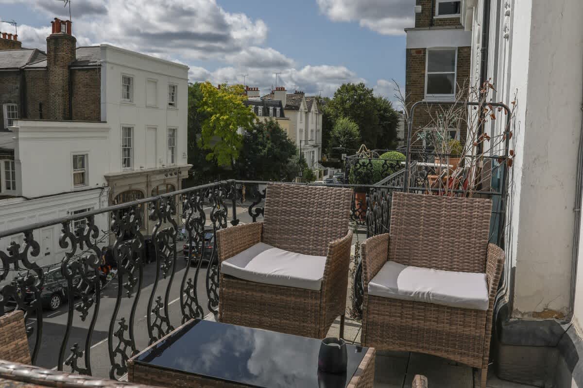 Charming Westbourne 2Bdr Haven - 34