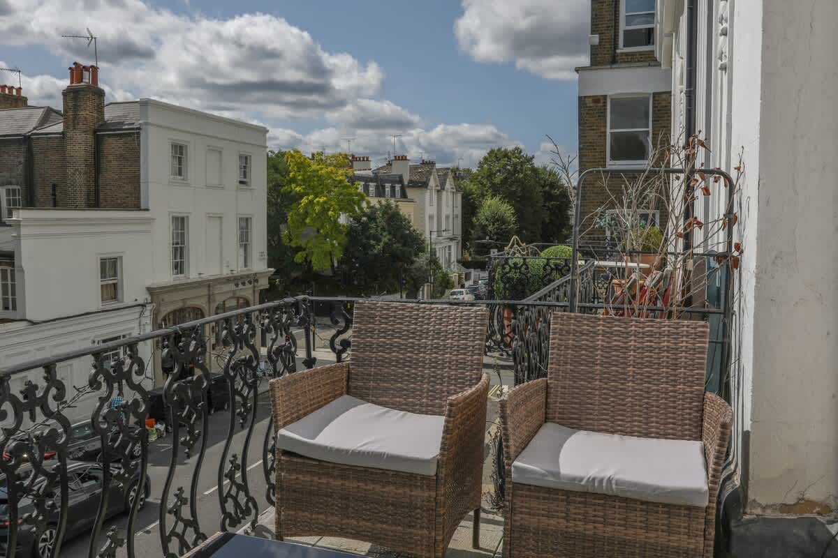 Charming Westbourne 2Bdr Nest - 34