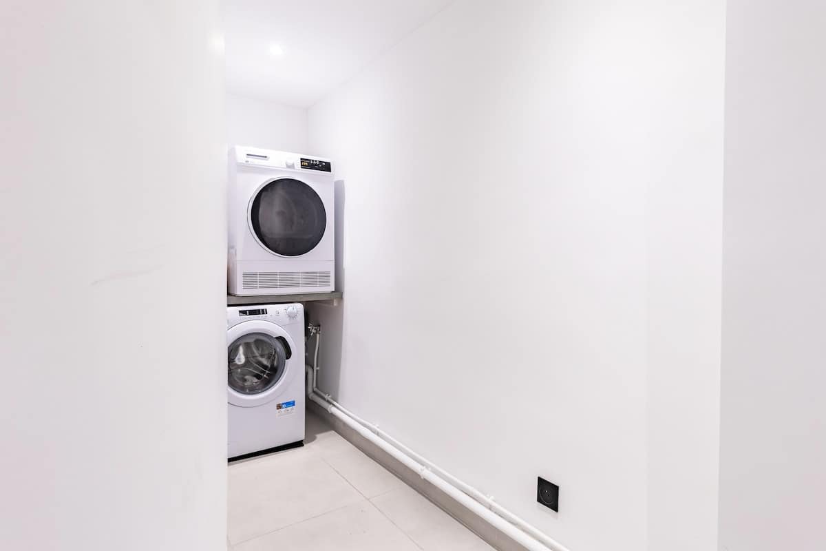 Superb 3 Bedroom Stay AC Facing Madeleine Honore — 26