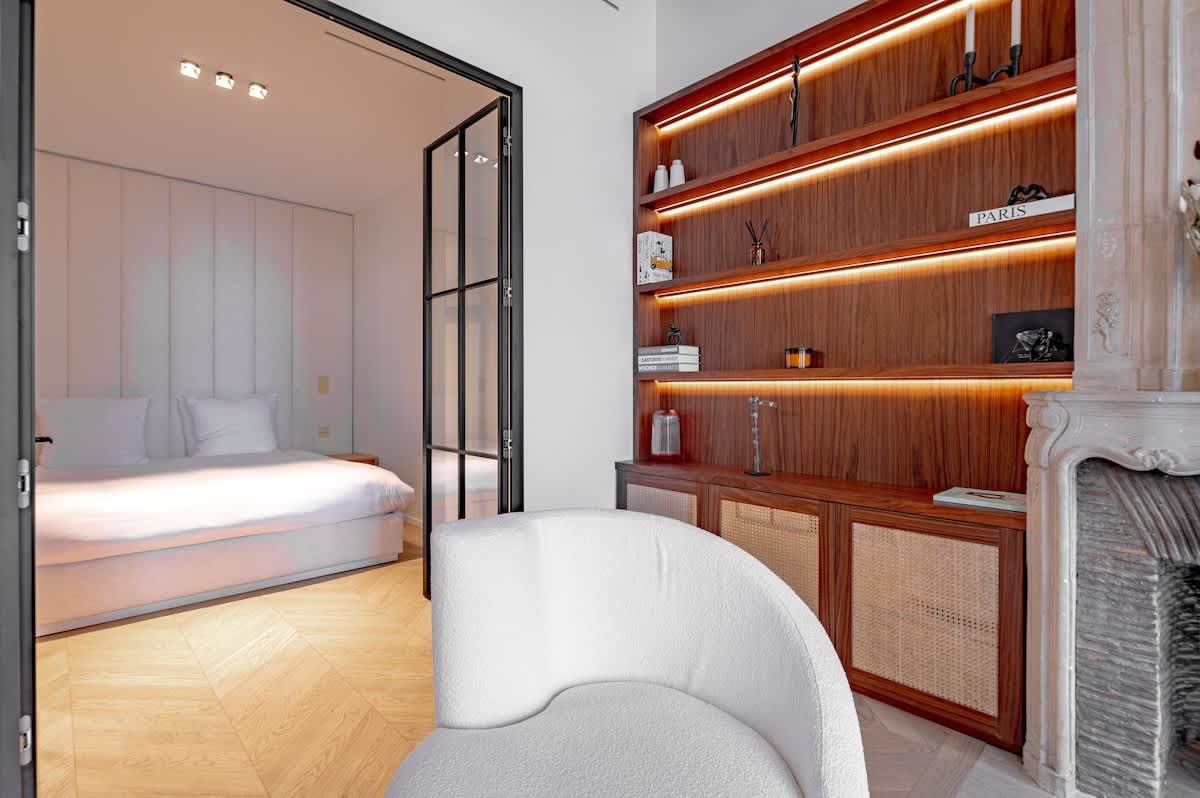 Stylish Rue des Rosiers Gem Modern 2 Bed with AC — 15