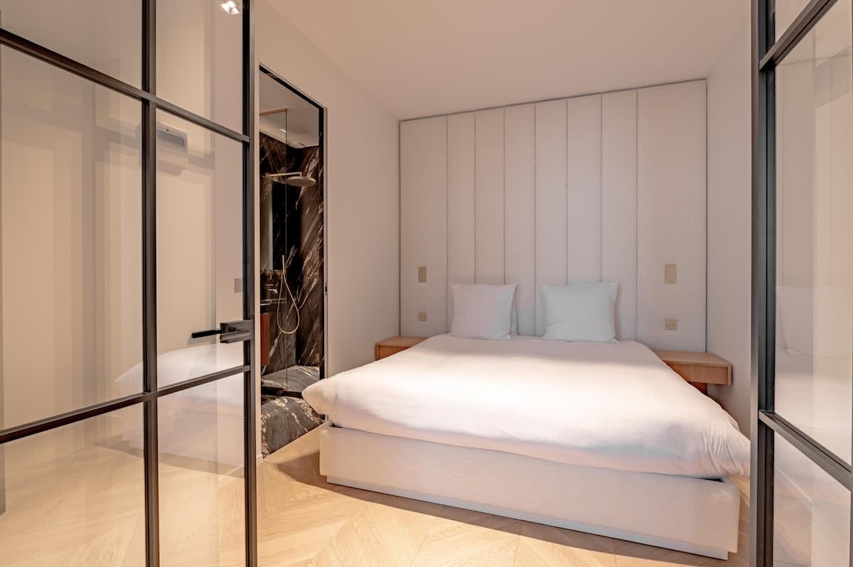 Stylish Rue des Rosiers Gem Modern 2 Bed with AC — 16