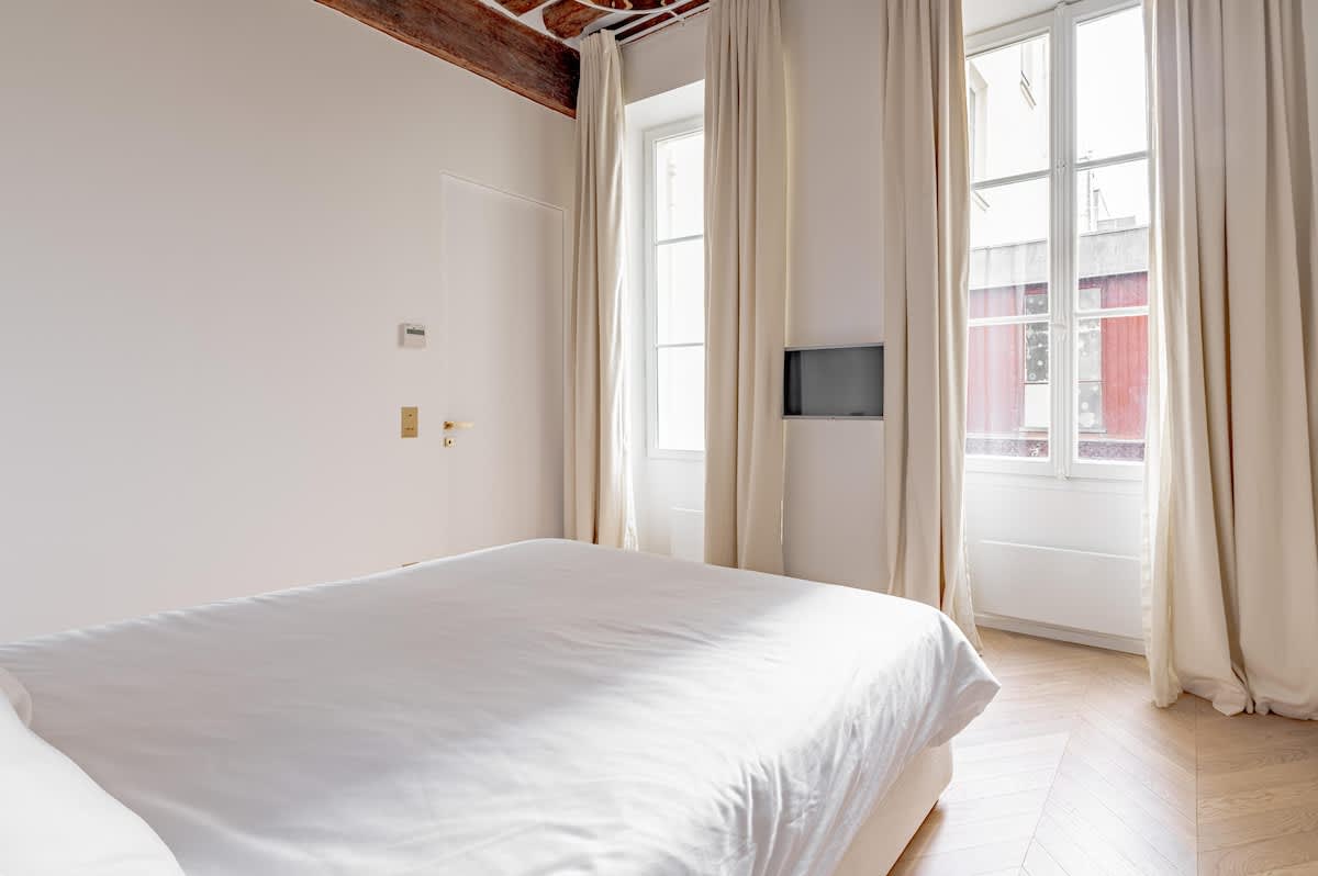 Stylish Rue des Rosiers Gem Modern 2 Bed with AC