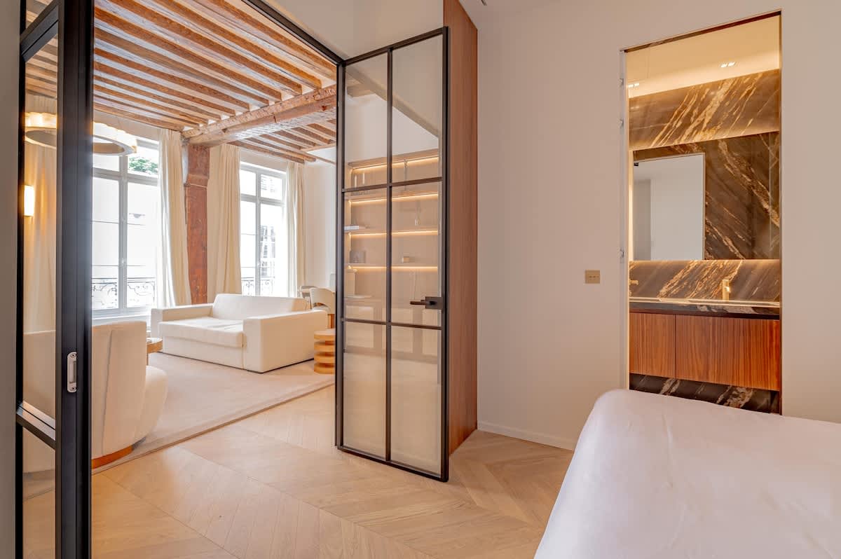 Stylish Rue des Rosiers Gem Modern 2 Bed with AC — 11