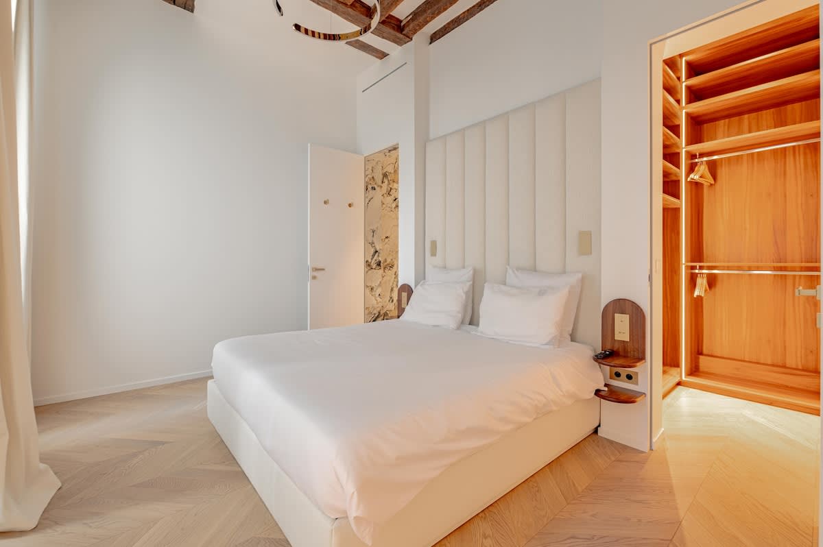 Stylish Rue des Rosiers Gem Modern 2 Bed with AC
