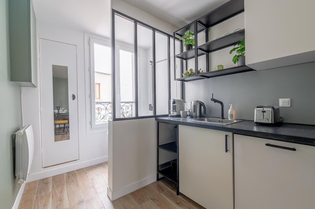 Charming 1 Bedroom Ideally Located in Paris — 12