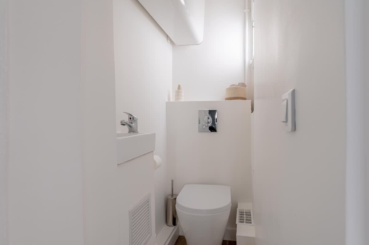 Charming 1 Bedroom Ideally Located in Paris — 17