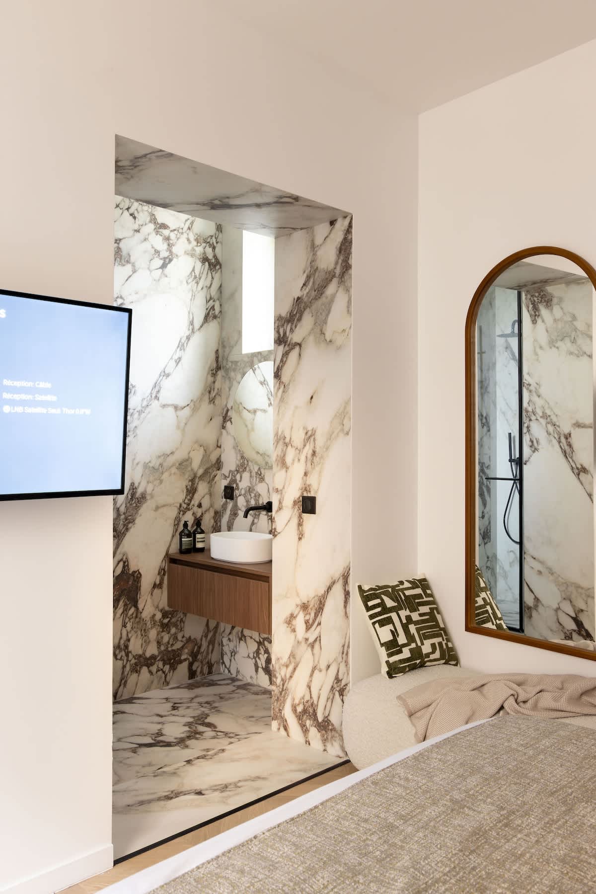 Luxury Comfort 3BD 8P AC Heart of Le Marais — 5