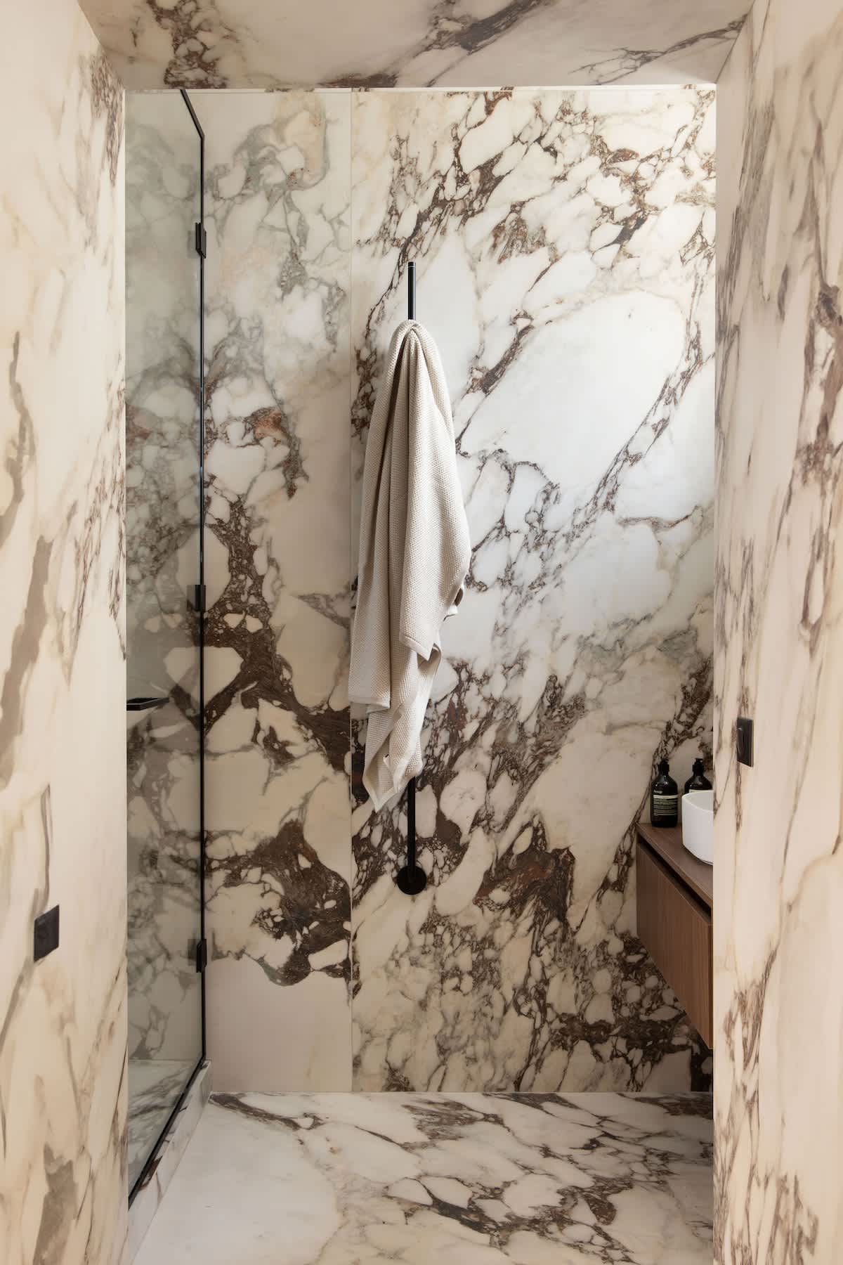 Luxury Comfort 3BD 8P AC Heart of Le Marais — 20