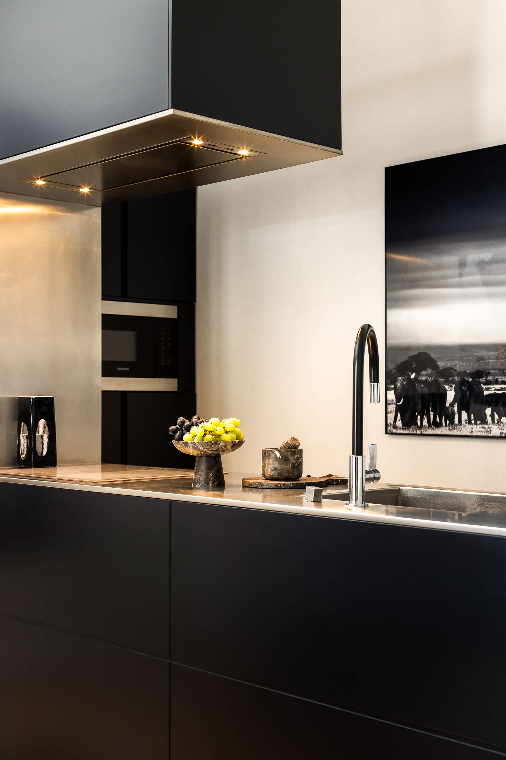 Classy Montaigne 2BR Suite 7P — 17