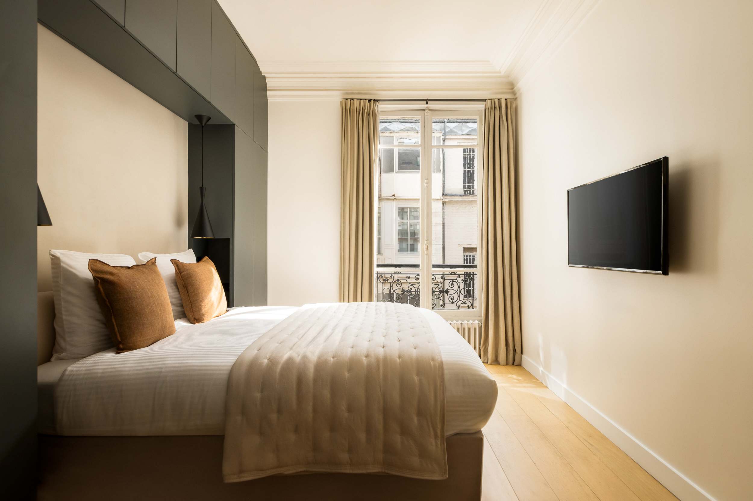 Classy Montaigne 2BR Suite 7P — 14