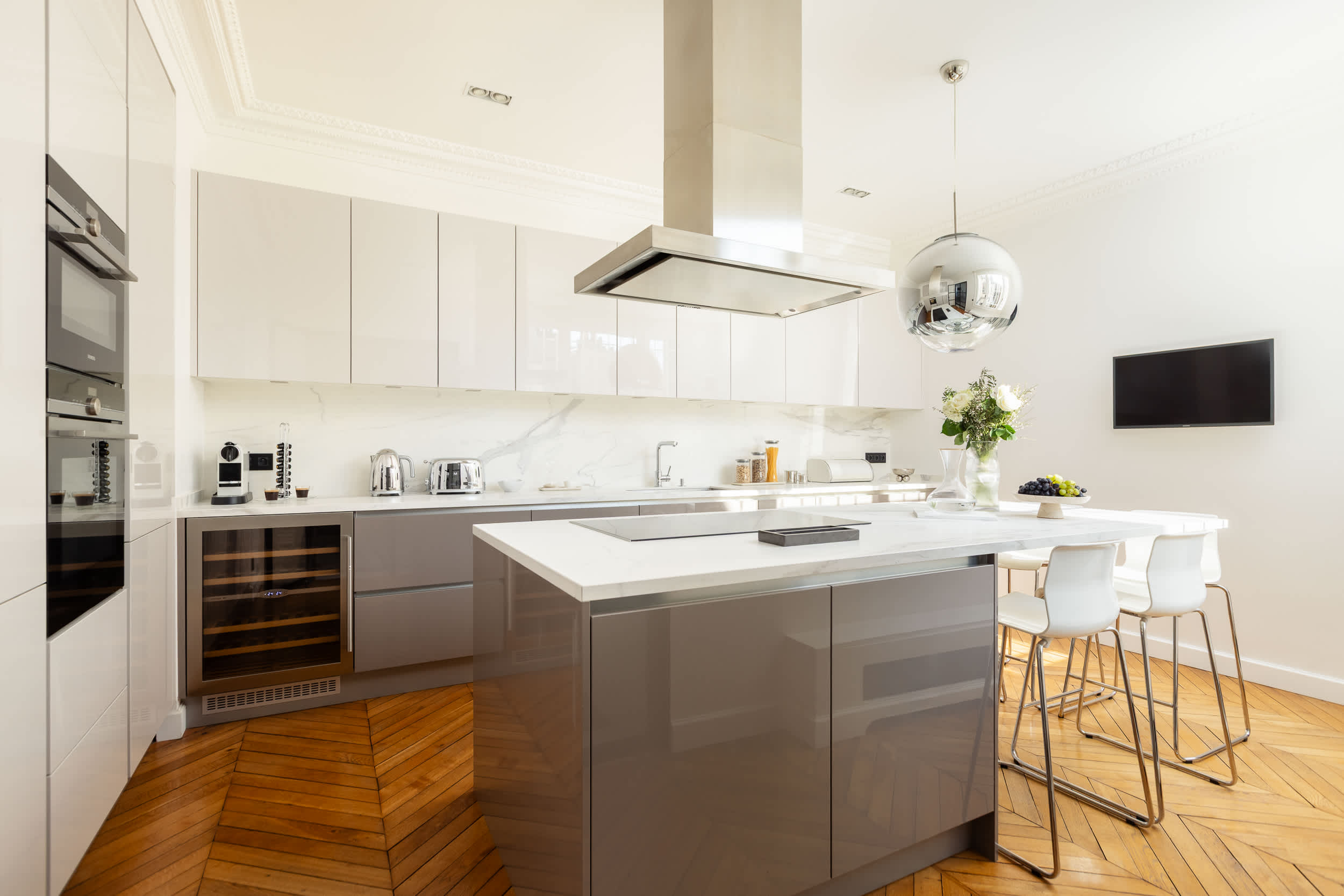 Montaigne Collection V 4BR 8PPL Duplex with AC