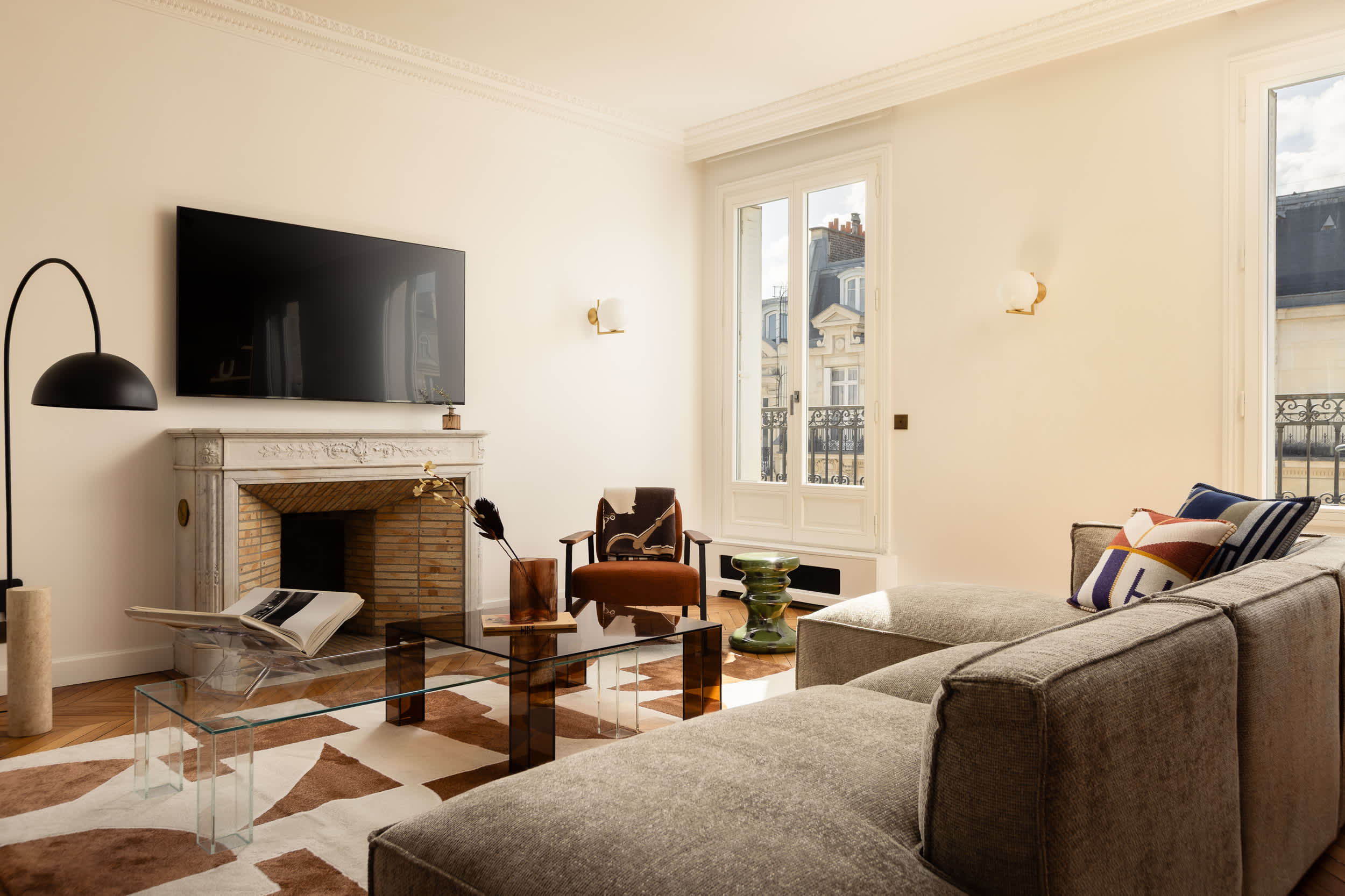 Montaigne Collection V 4BR 8PPL Duplex with AC — 4