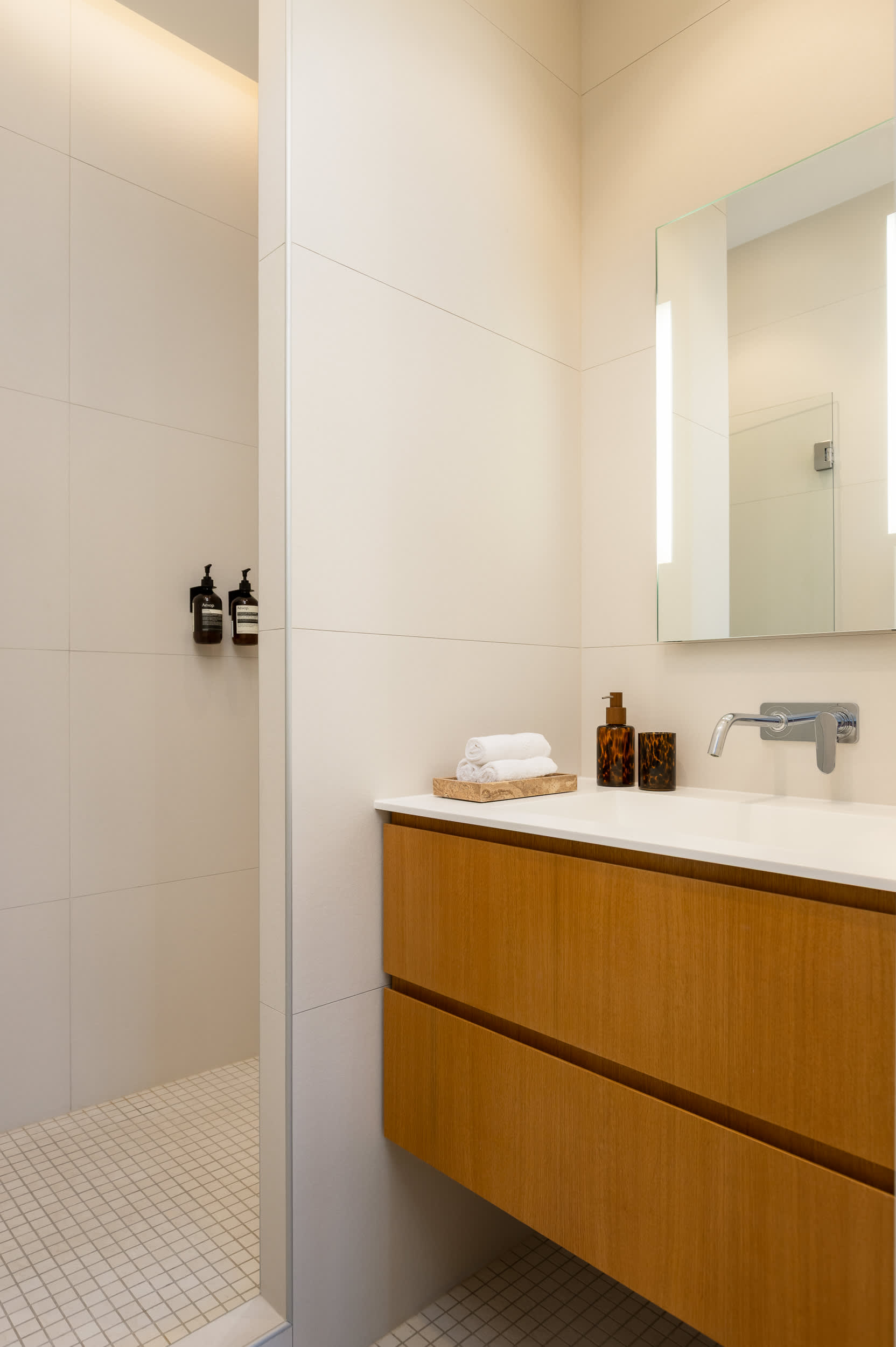 Montaigne Collection V 4BR 8PPL Duplex with AC — 22