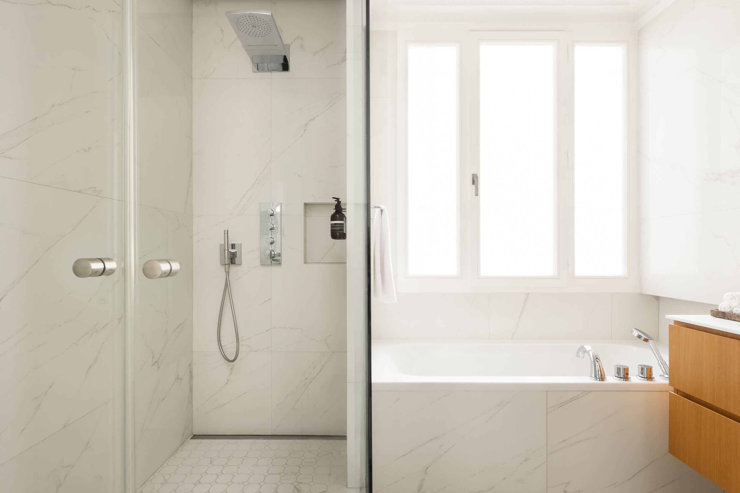 Montaigne Collection V 4BR 8PPL Duplex with AC — 21