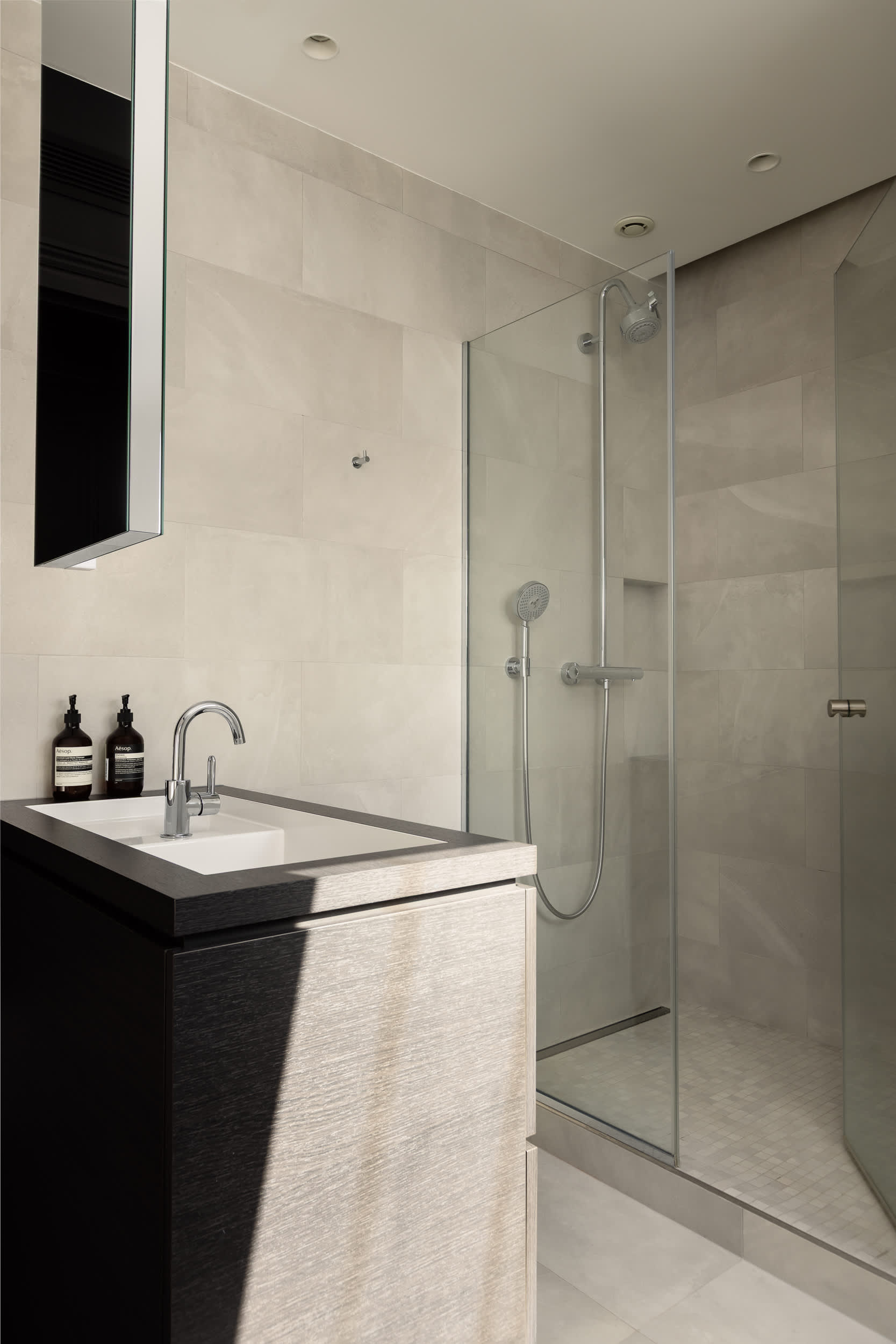 Montaigne Collection V 4BR 8PPL Duplex with AC — 24