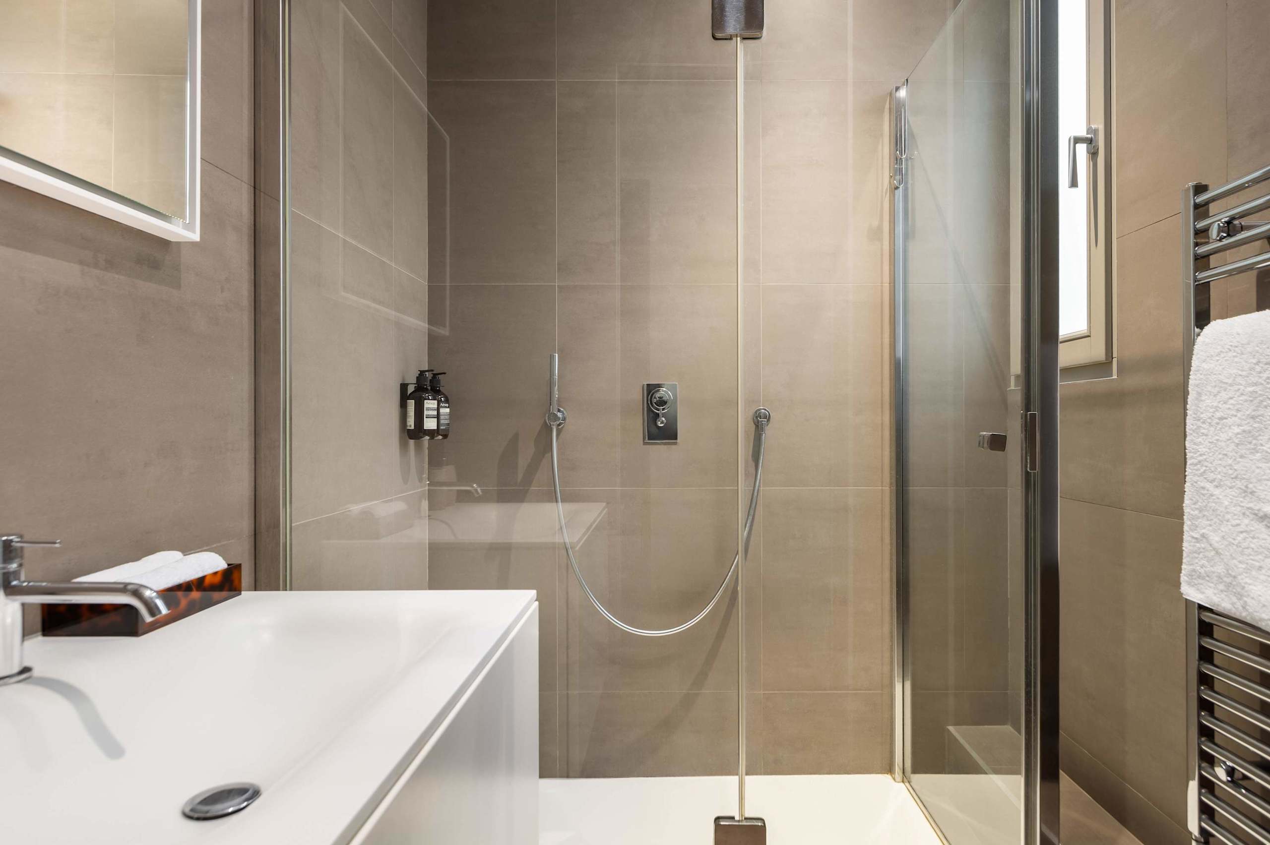 Stylish Flat 2 Bedroom by Champs Elysees — 24