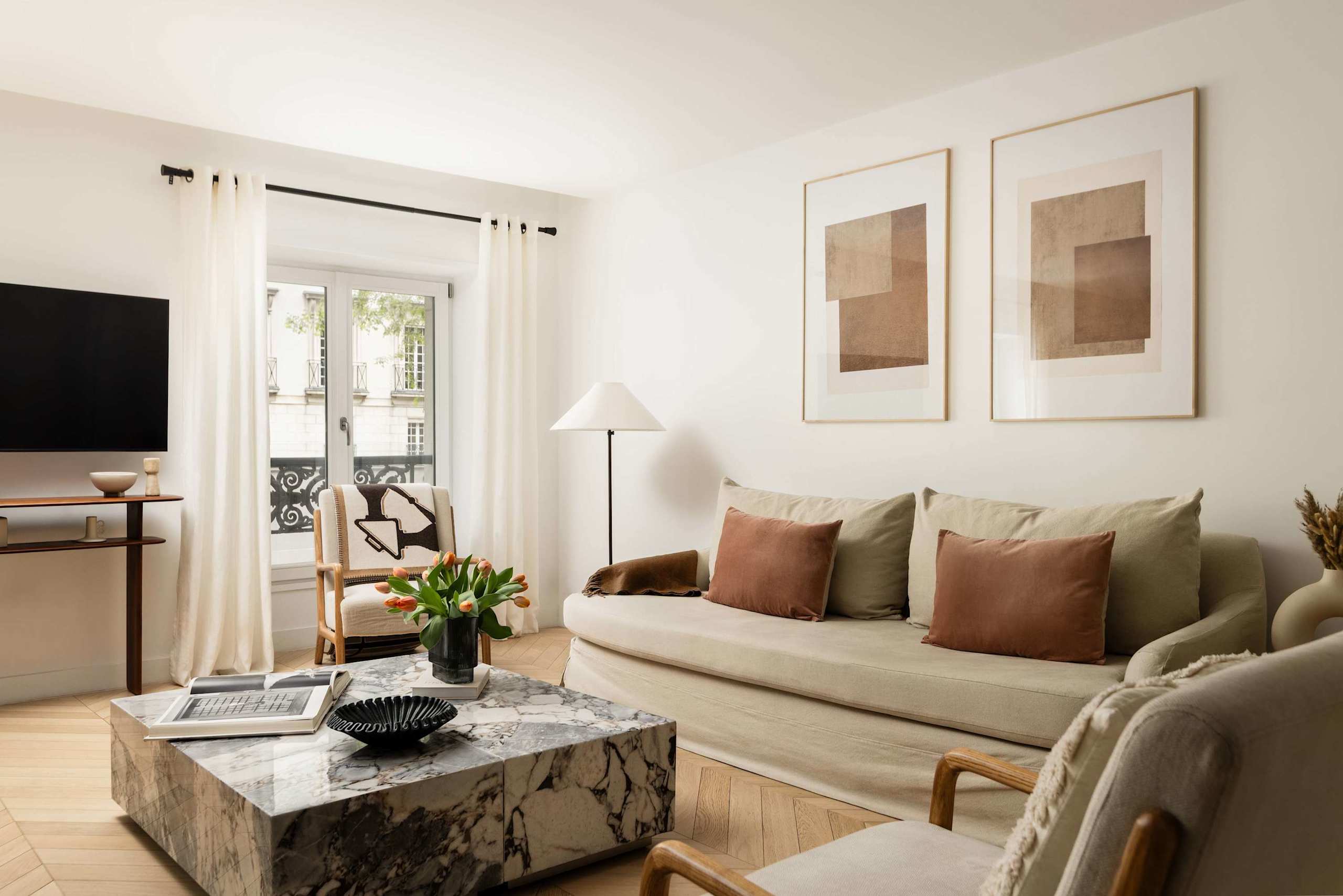 Superb 3 Bedroom Stay AC Facing Madeleine Honore