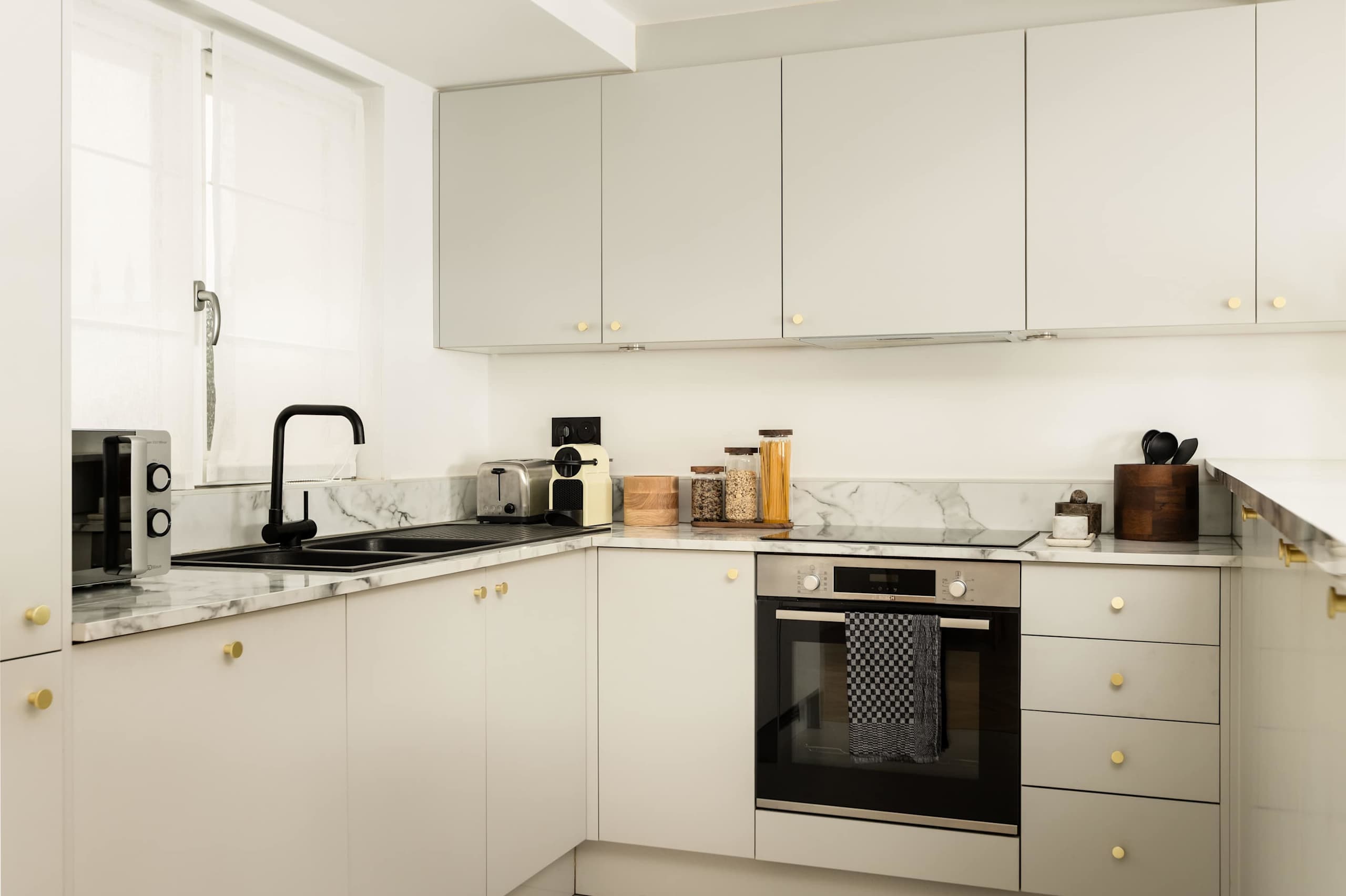 Superb 3 Bedroom Stay AC Facing Madeleine Honore — 21