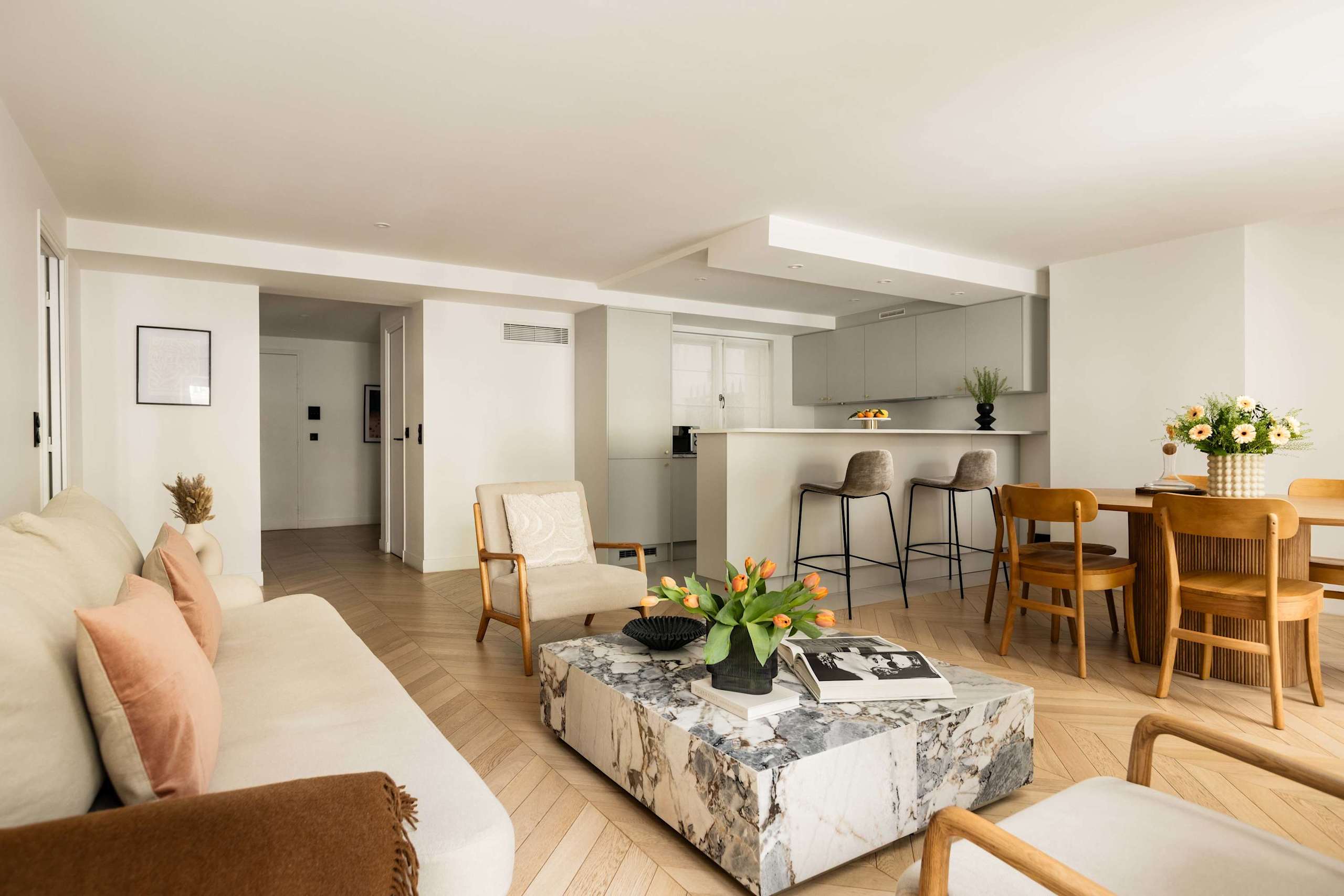 Superb 3 Bedroom Stay AC Facing Madeleine Honore — 8