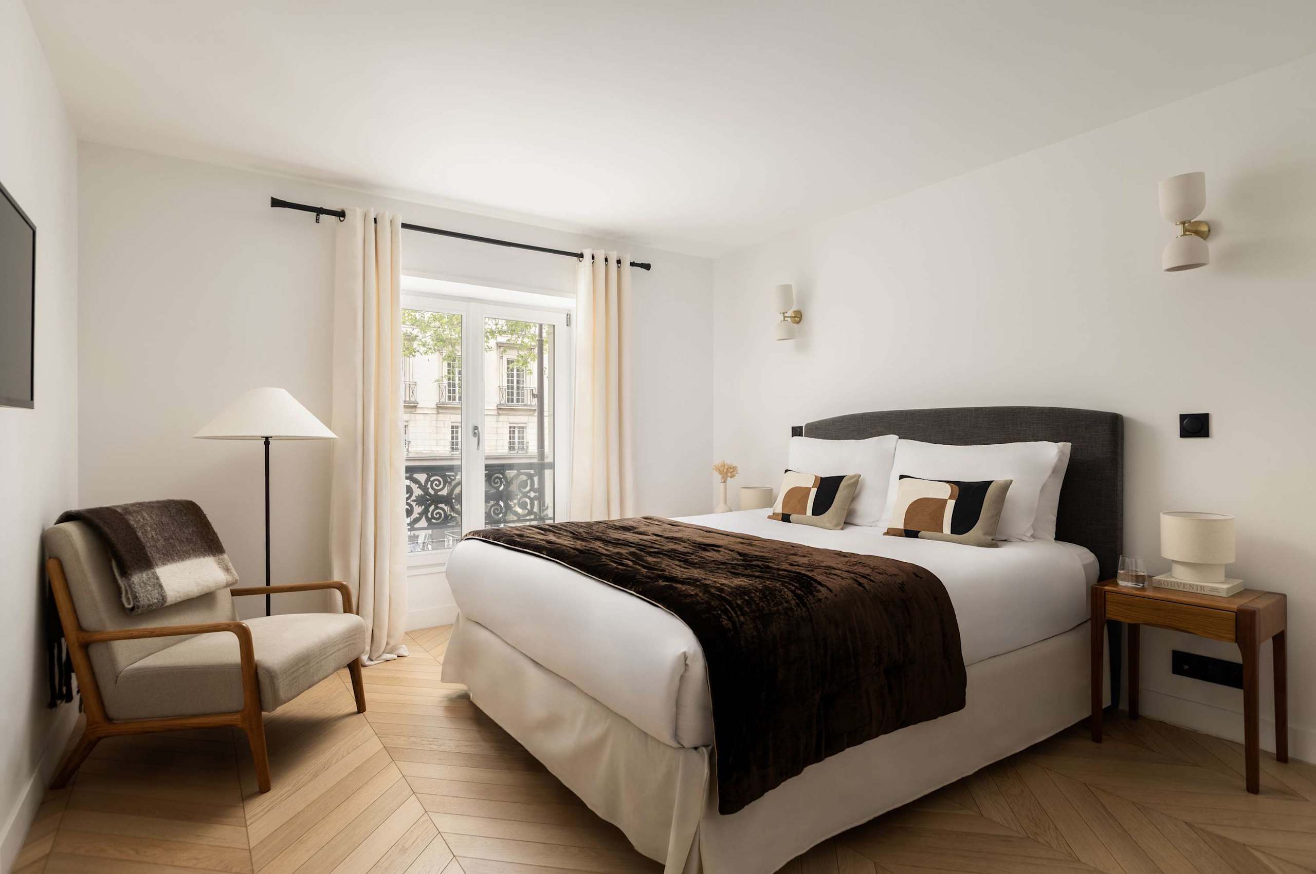 Superb 3 Bedroom Stay AC Facing Madeleine Honore
