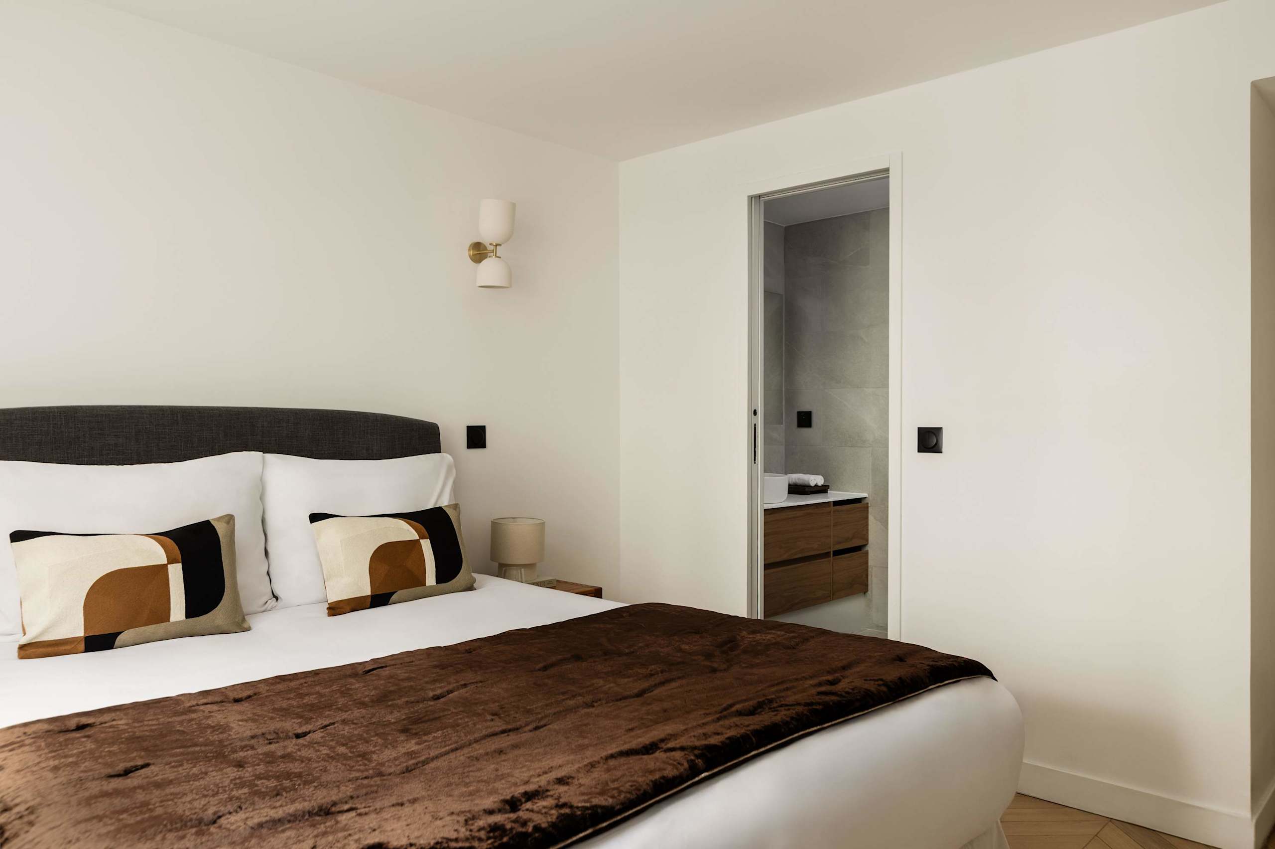 Superb 3 Bedroom Stay AC Facing Madeleine Honore