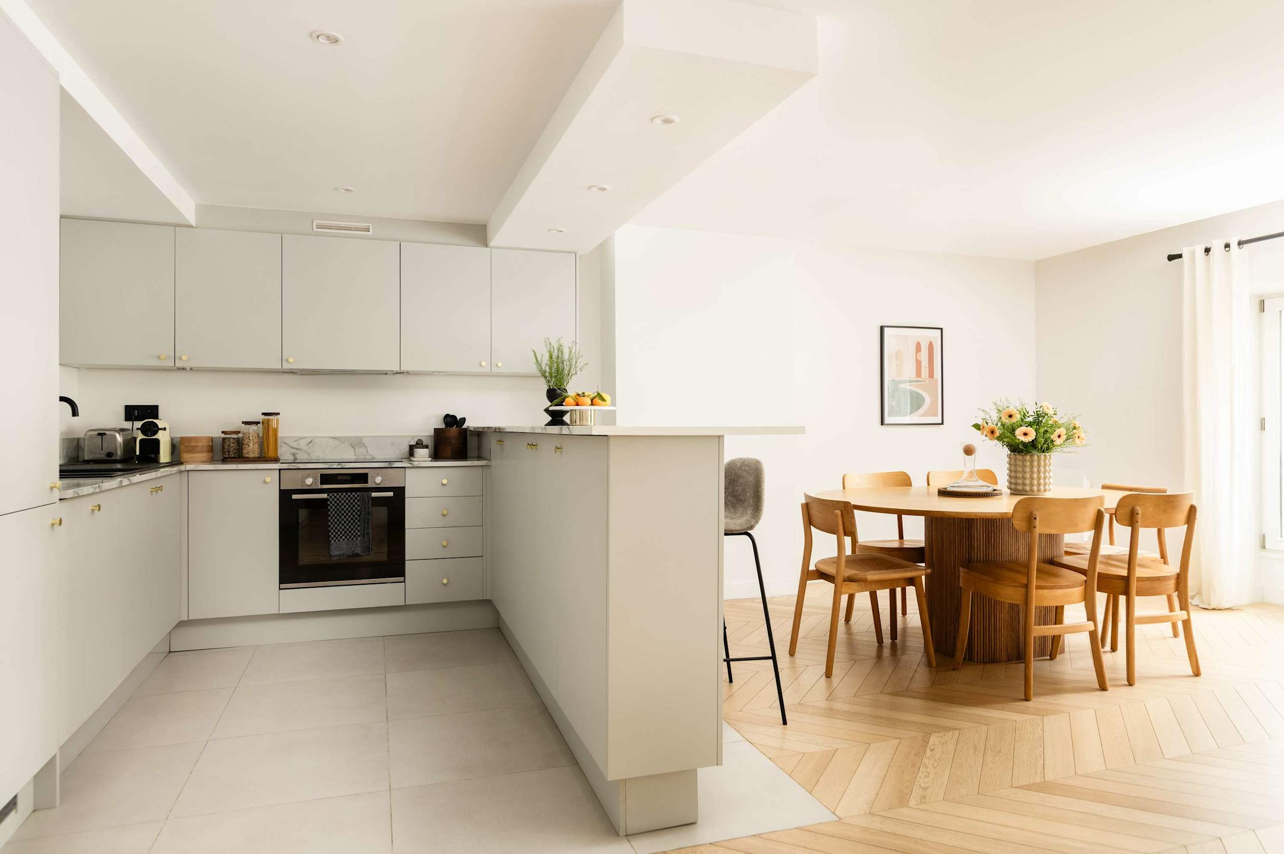 Superb 3 Bedroom Stay AC Facing Madeleine Honore
