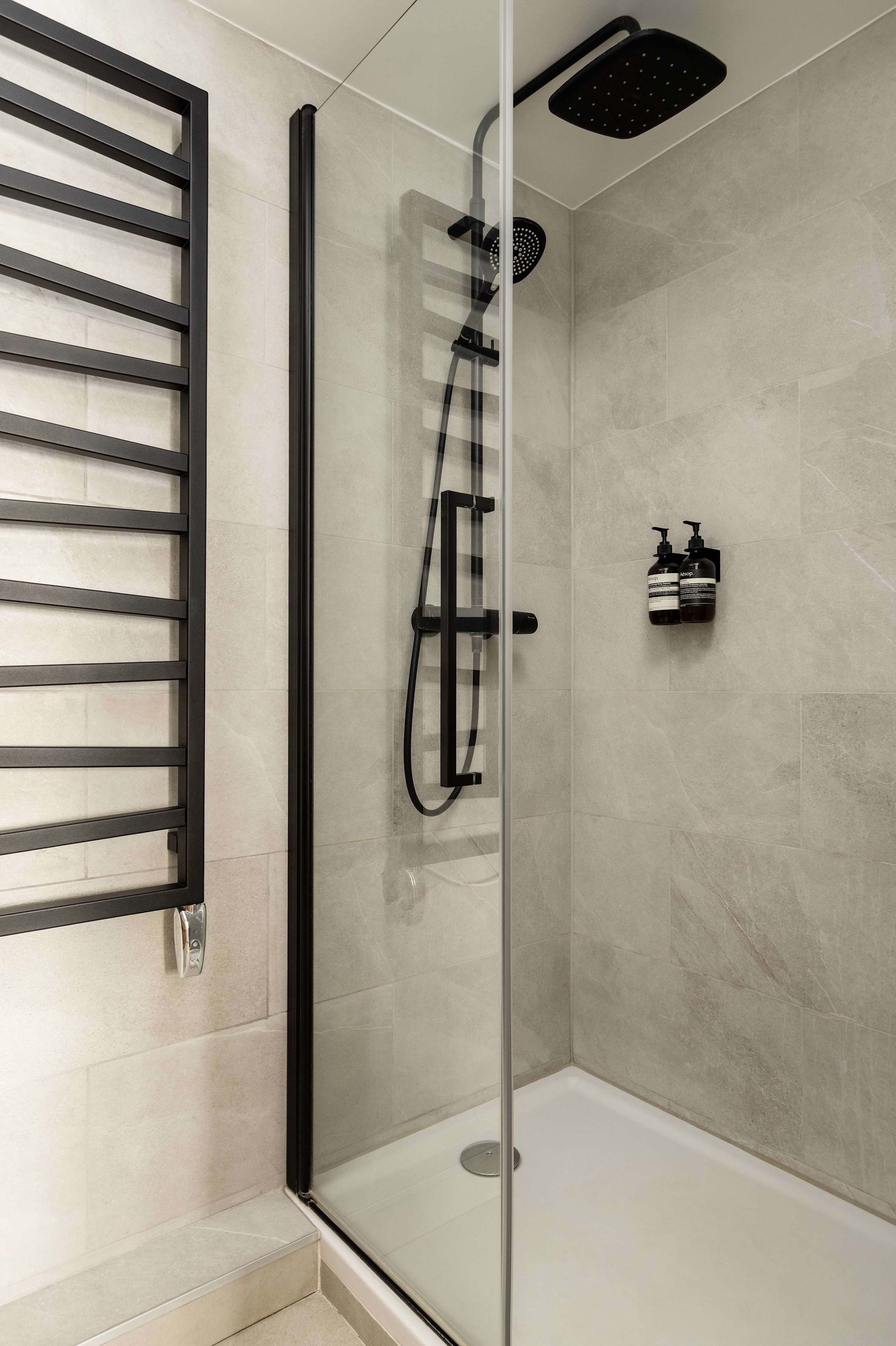 Superb 3 Bedroom Stay AC Facing Madeleine Honore — 24