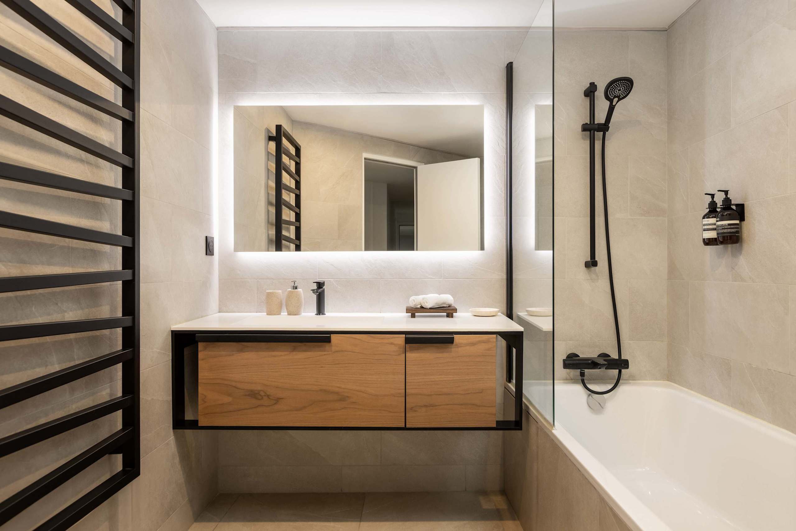 Superb 3 Bedroom Stay AC Facing Madeleine Honore