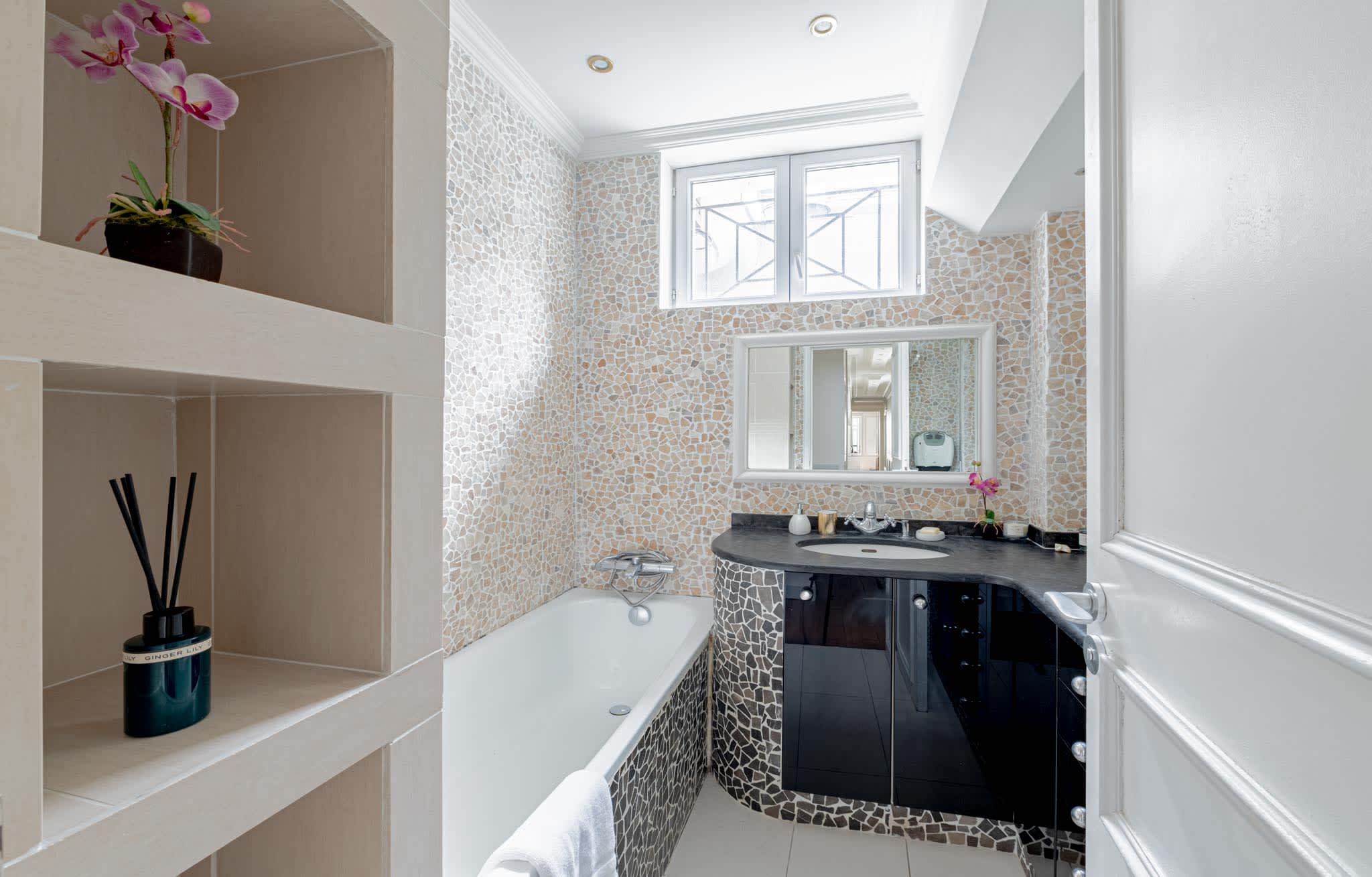 Lovely Parisian Apt 2 Bedroom 1.5 Bath — 18