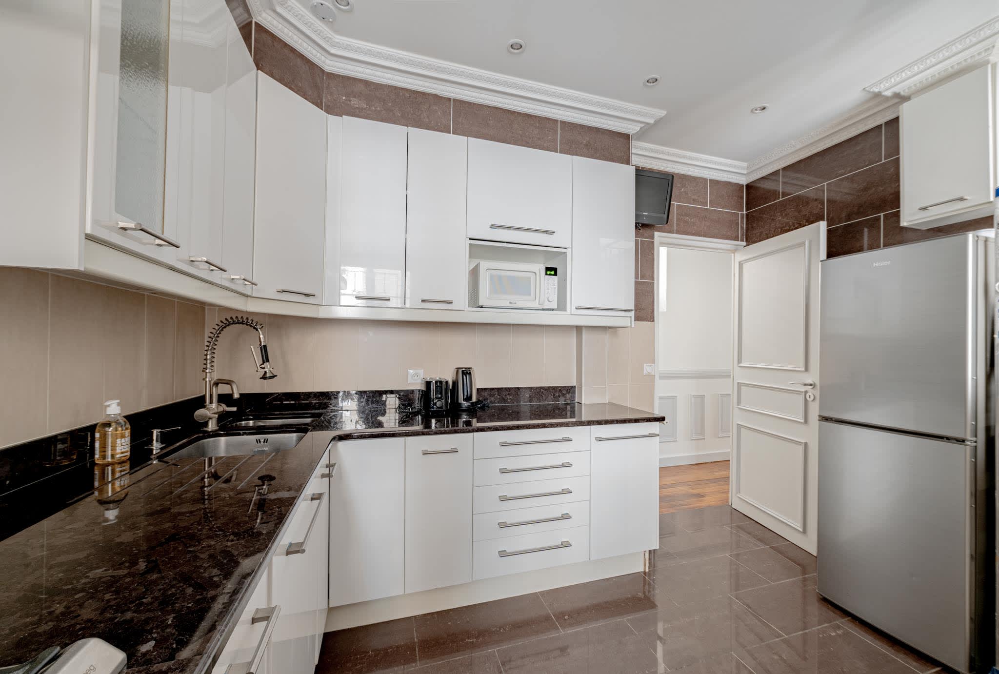 Lovely Parisian Apt 2 Bedroom 1.5 Bath — 14