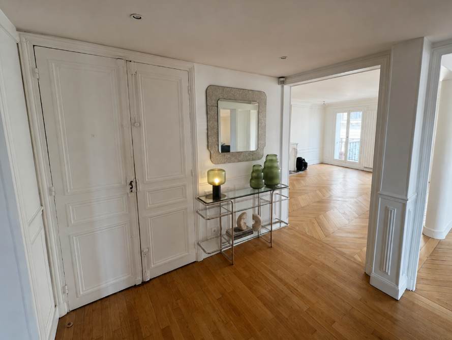 Parisian Haven 3 Bed 2 Bath by the Seine