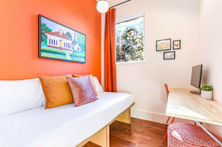 Bedroom 4, Street Parades