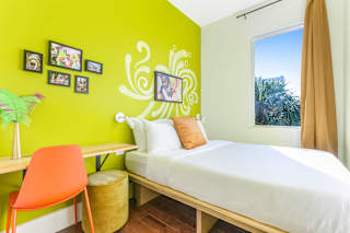 Bedroom 3, Street Parades