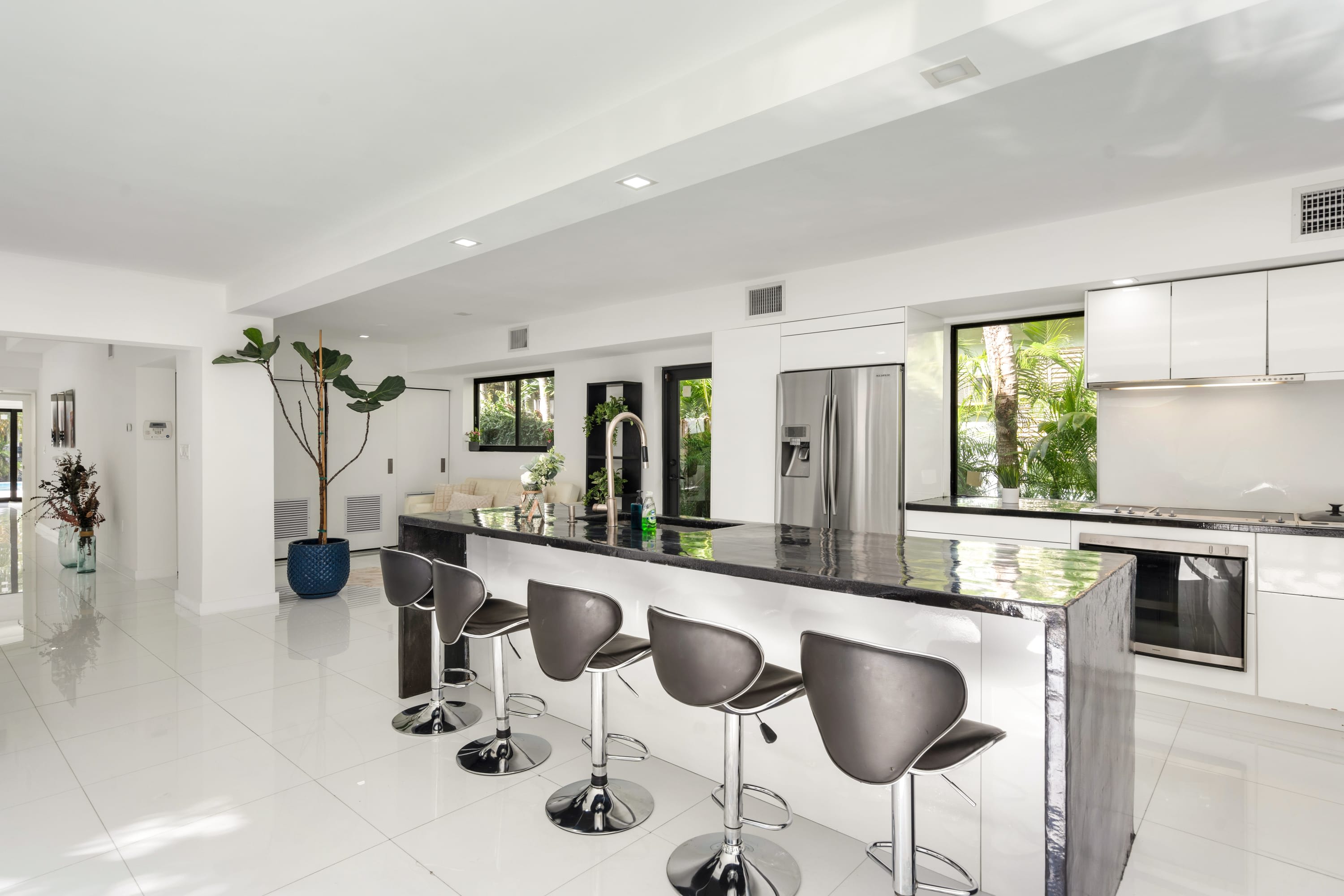 Private Pool|15min to the beach|River View|Free Parking interior 2