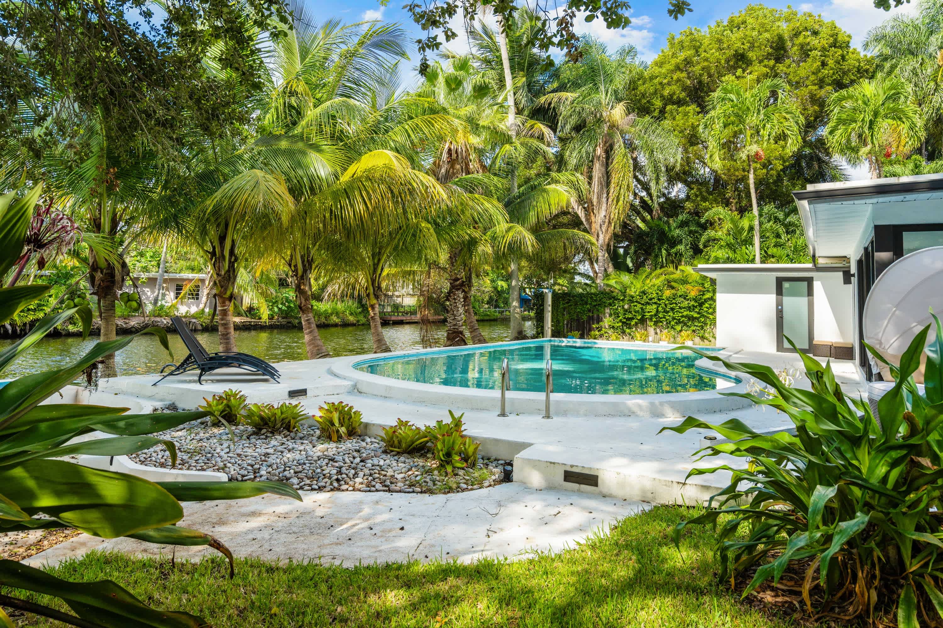 Private Pool|15min to the beach|River View|Free Parking