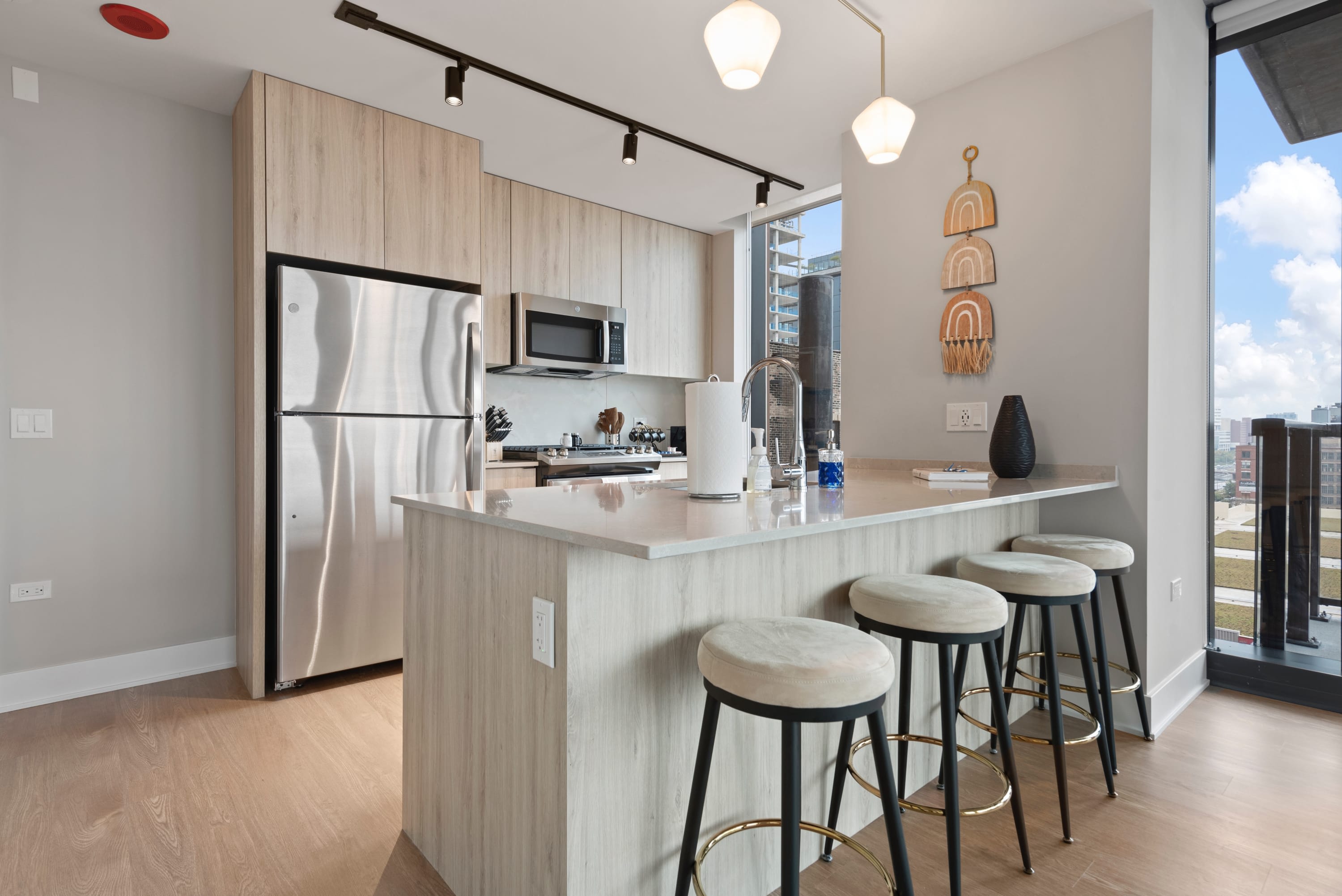 High-End West Loop 2BR + City Views & Walkability interior 2