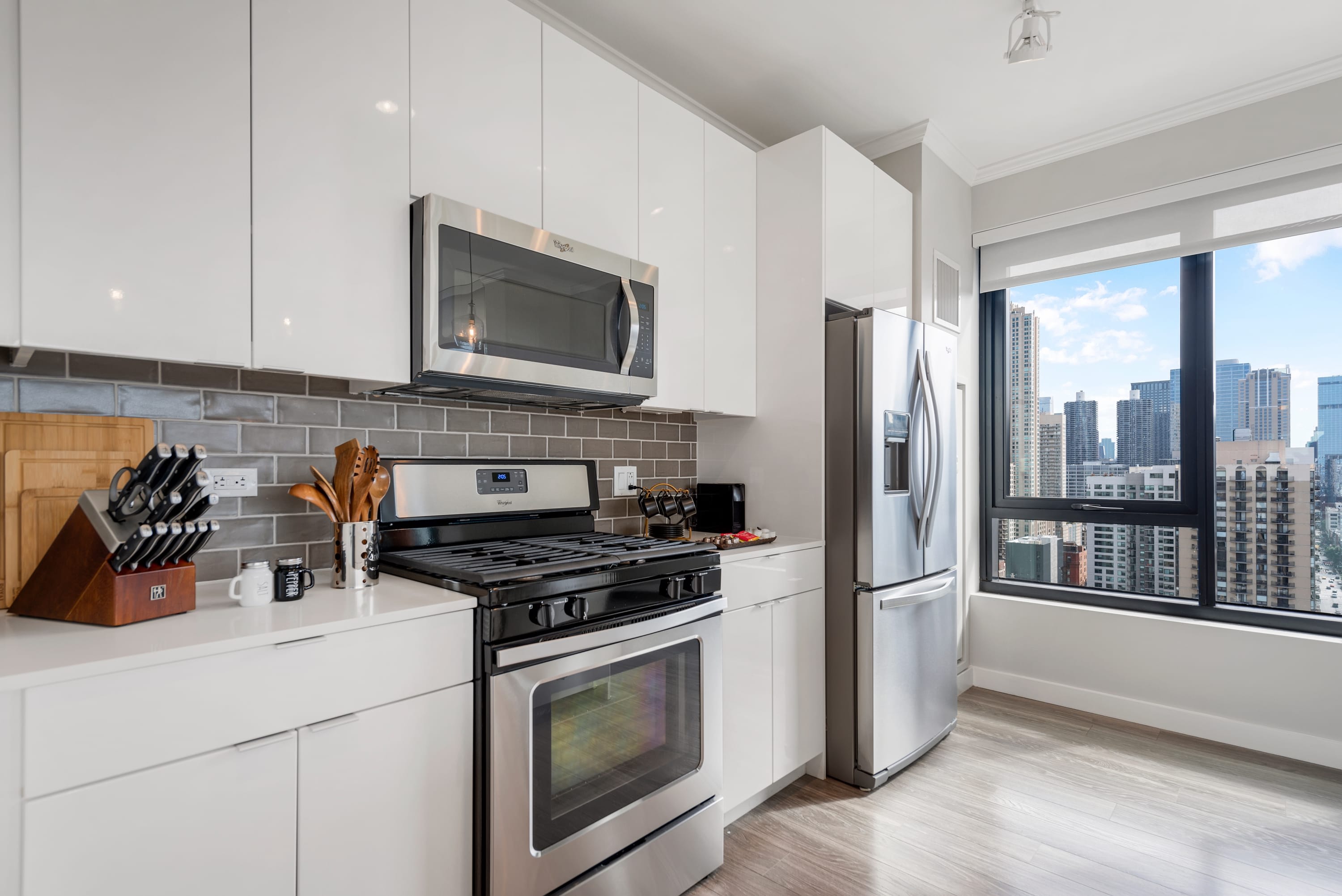 Gold Coast Luxury: 2BR with Sweeping City Vistas interior 2