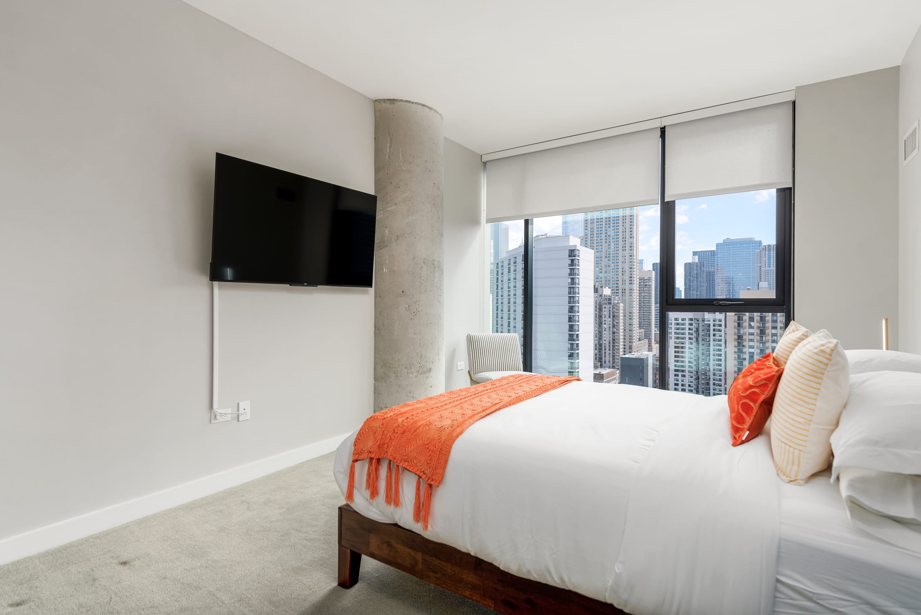 Gold Coast Luxury: 2BR with Sweeping City Vistas interior 3