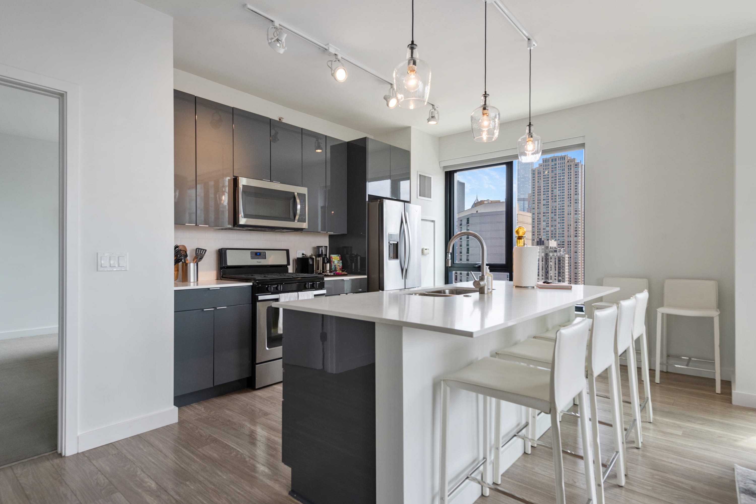3 Stylish 2BRs Steps from Magnificent Mile interior 2