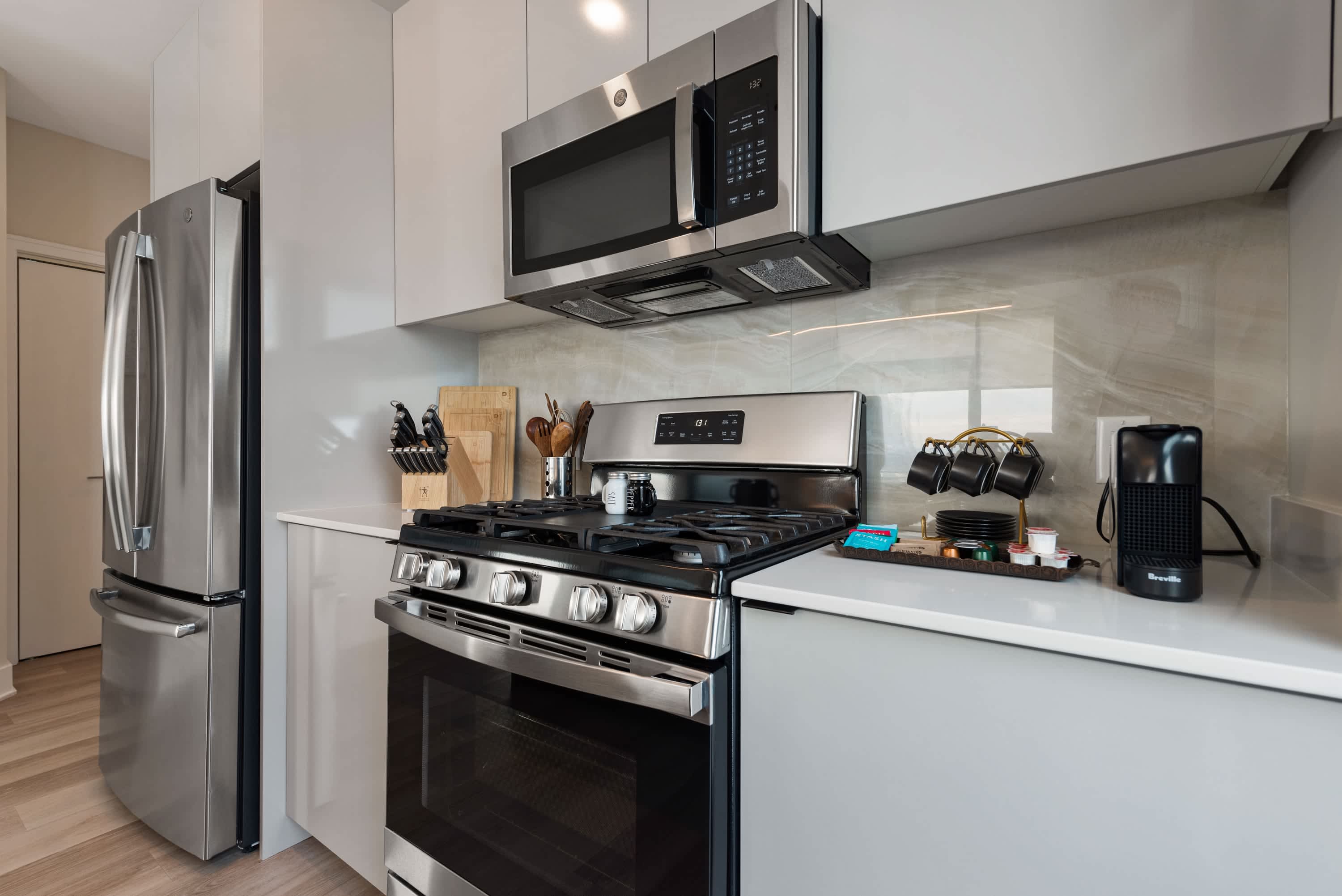 Prime West Loop 2BR Duo + Enjoy Unique Gatherings interior 3