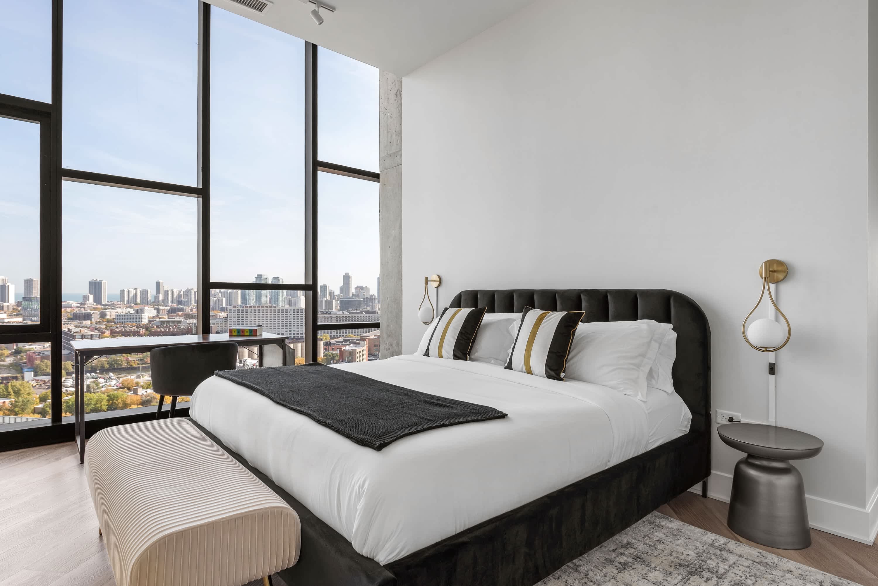 River West 3BR Penthouse Duo: Skyline Comfort interior 4