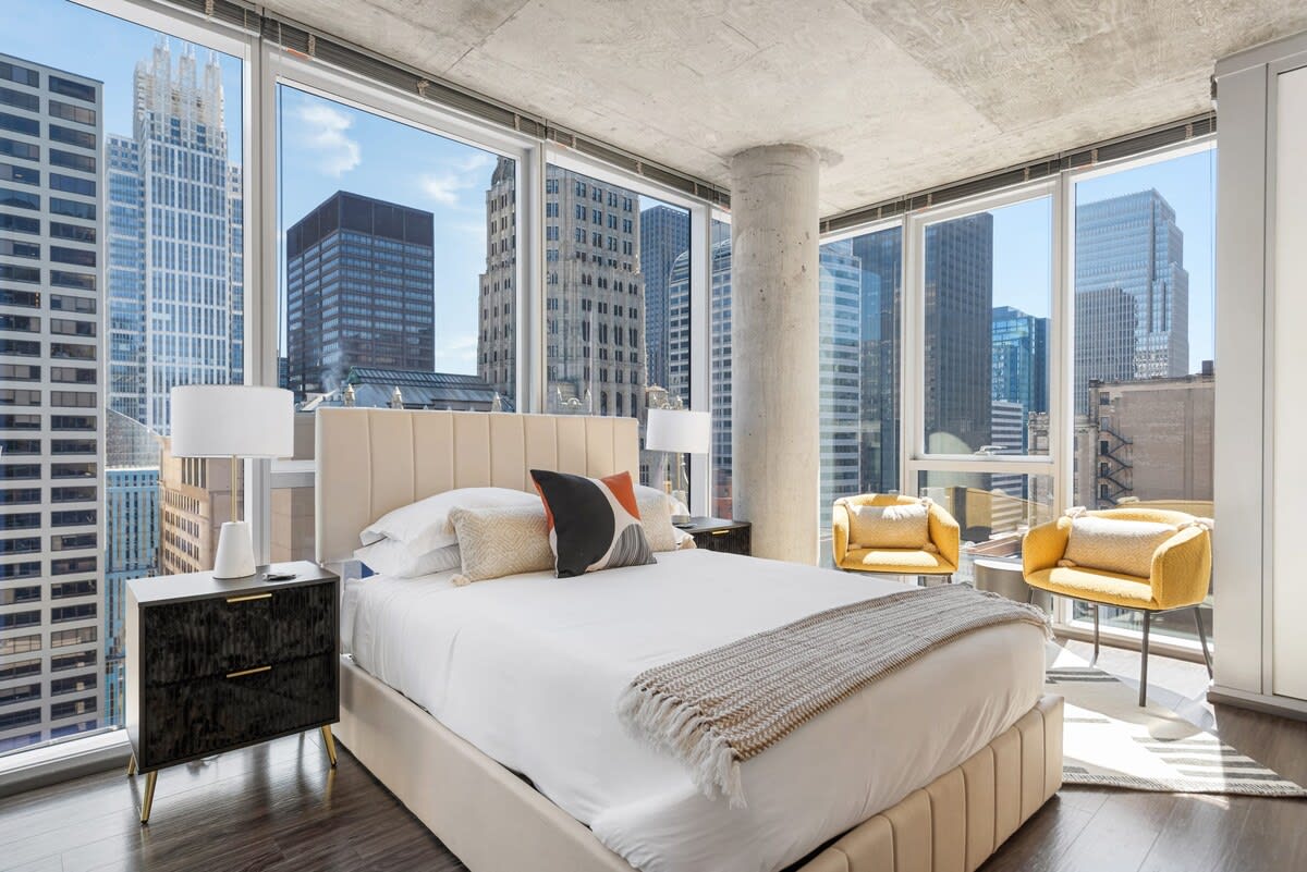 Ideal for Groups: Spacious 2BR in The Loop interior 3