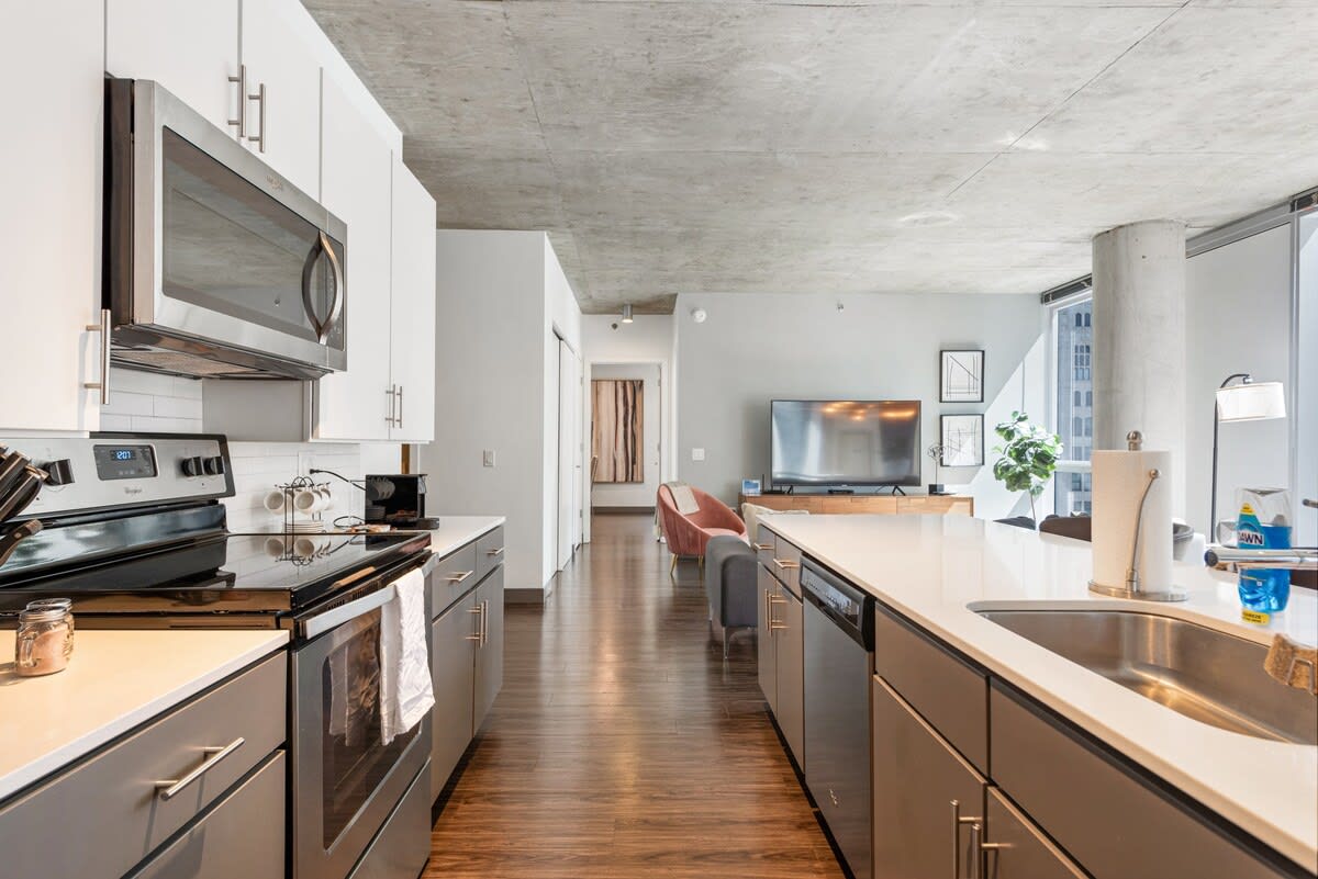 Ideal for Groups: Spacious 2BR in The Loop interior 2